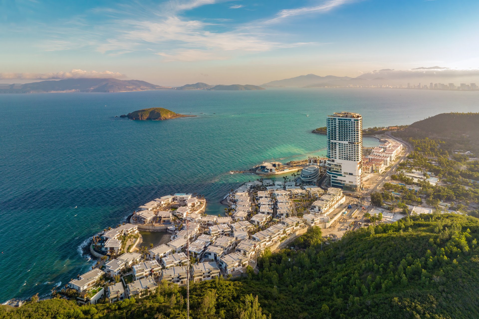  Tọa lạc tại vị trí đắc địa “tựa sơn nghinh hải”, Libera Nha Trang vừa đủ gần để hòa mình vào nhịp sống đô thị, vừa đủ xa để tận hưởng những khoảnh khắc riêng tư yên bình, vừa đủ hiếm để sở hữu 2km đường bờ biển tuyệt đẹp cùng 3 bãi tắm riêng giữa trung tâm thành phố.