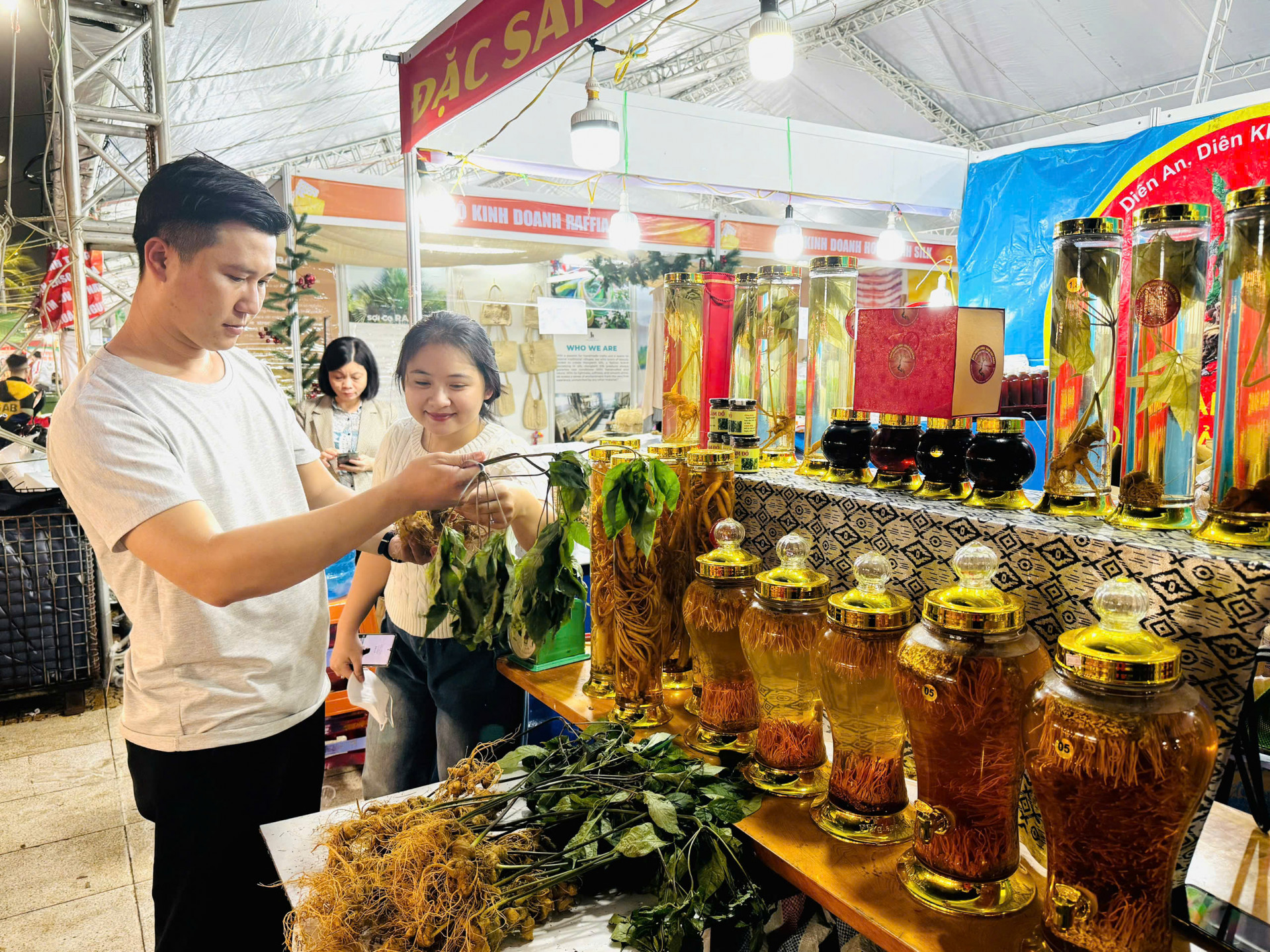 Du khách tìm hiểu sản phẩm sâm Ngọc Linh