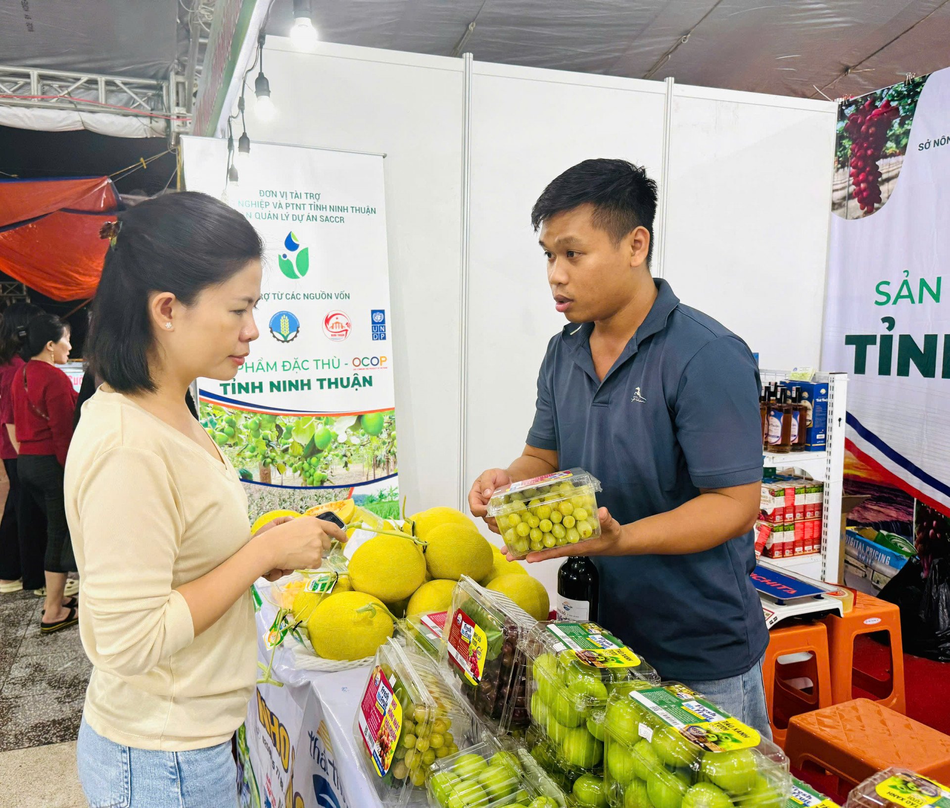 Người dân tìm hiểu sản phẩm nho Ninh Thuận