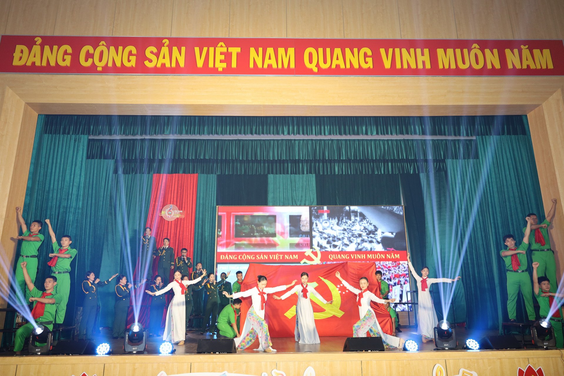 Đoàn nghệ thuật Khối Cơ quan 3 phòng Bộ Chỉ huy Quân sự tỉnh mở màn hội diễn bằng tiết mục tổ khúc Chào mừng Đảng Cộng sản Việt Nam - Bài ca Hồ Chí Minh - Lời thề lúc bình minh.