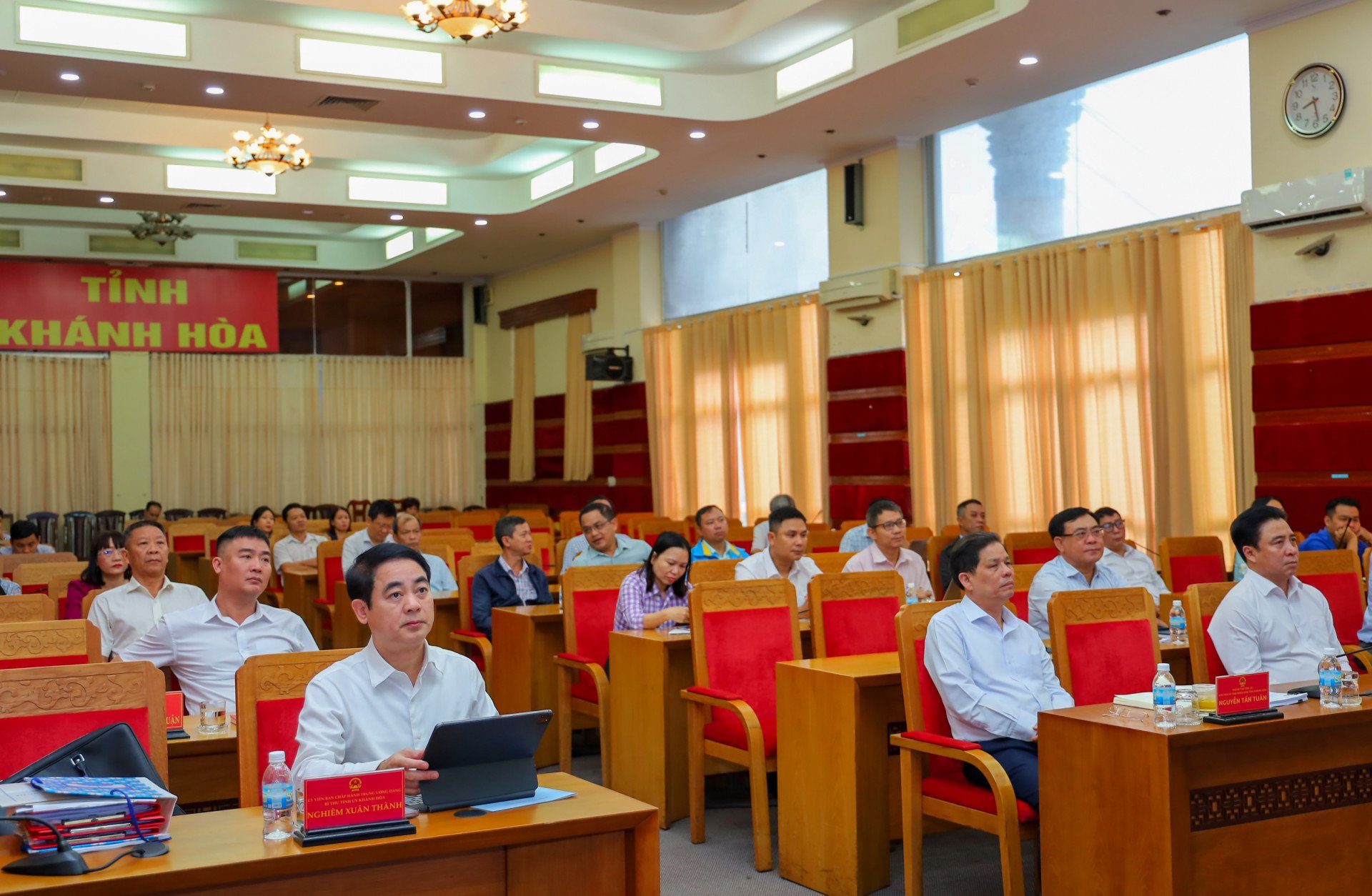 Các đồng chí lãnh đạo tỉnh tham dự hội nghị từ điểm cầu tỉnh Khánh Hòa.