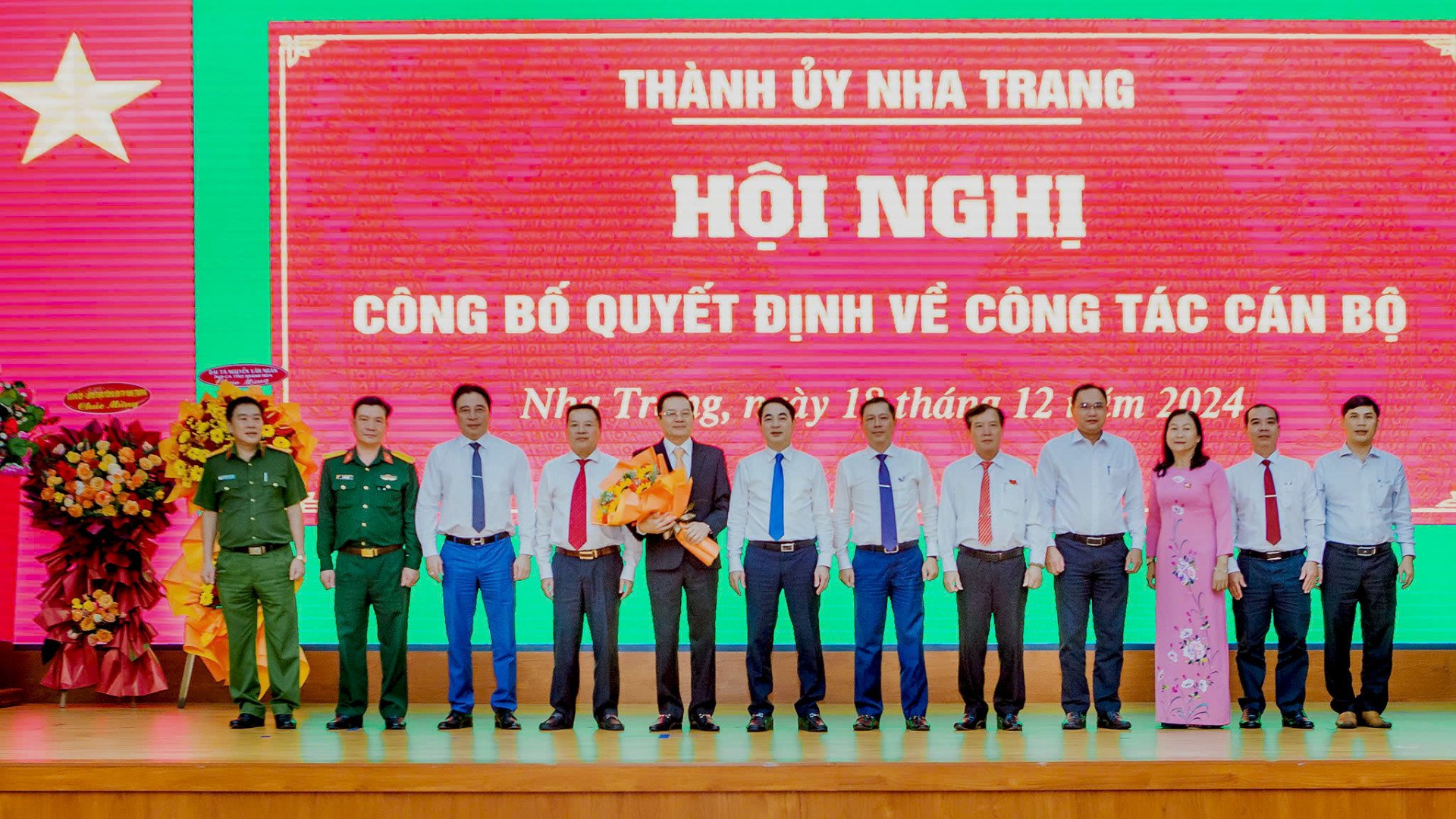 Lãnh đạo Tỉnh ủy, Thành ủy Nha Trang chúc mừng đồng chí Trần Mạnh Dũng. 