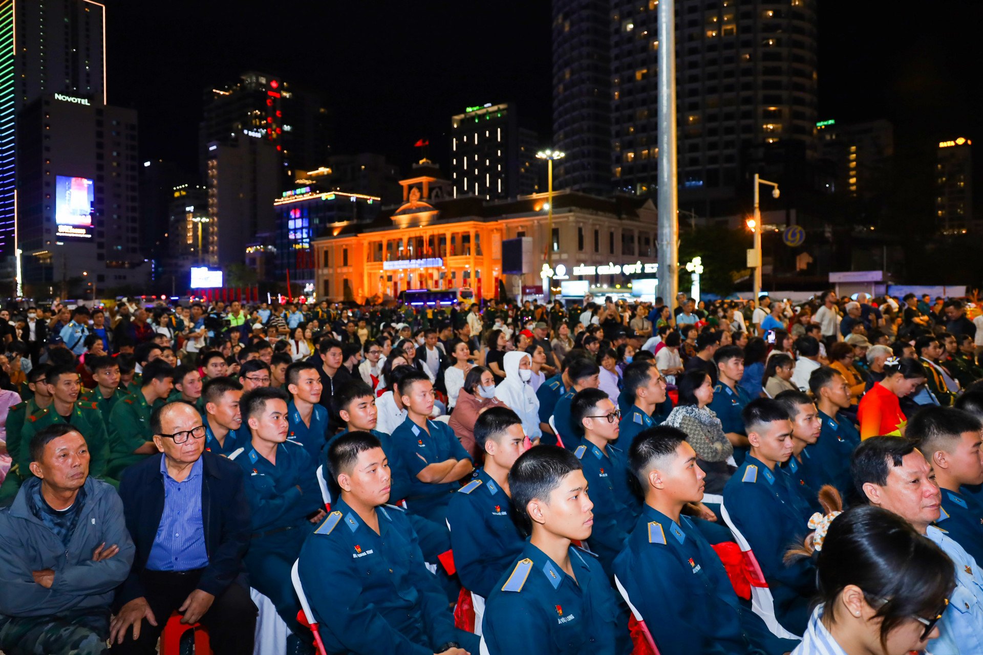 Đông đảo khán giả đã đến xem và cổ vũ cho liên hoan.