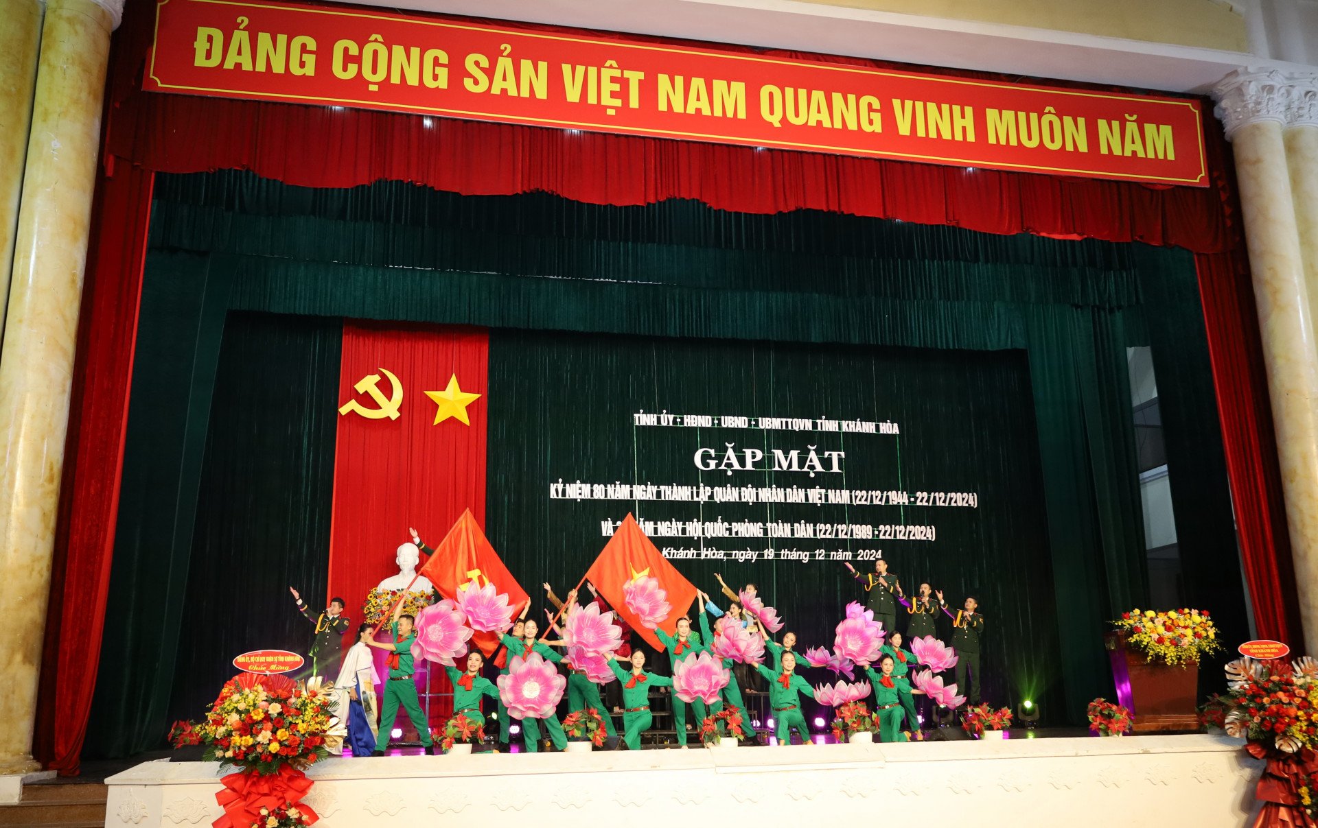 Chương trình văn nghệ chào mừng buổi gặp mặt.