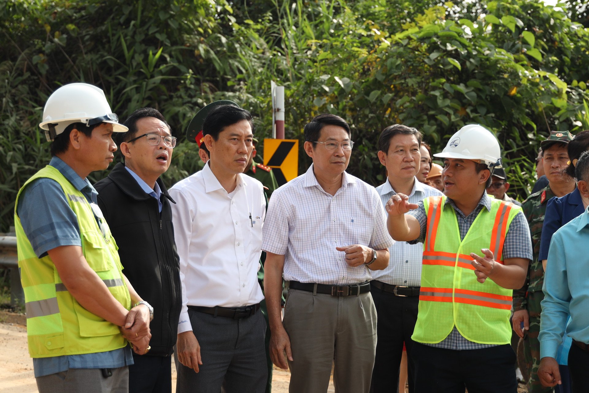 Đồng chí Đinh Văn Thiệu nghe lãnh đạo Công ty Cổ phần Quản lý và xây dựng đường bộ Khánh Hòa báo cáo tiến độ khắc phục sự cố sạt lở