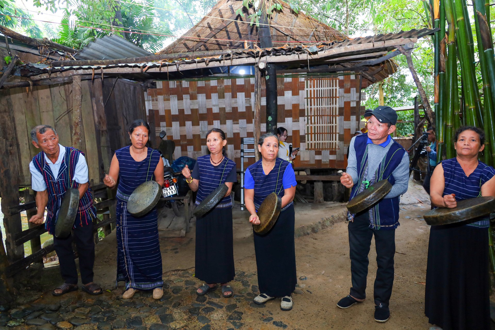 Biểu diễn mã la chào đón mọi người đến tham dự lễ cưới hỏi.