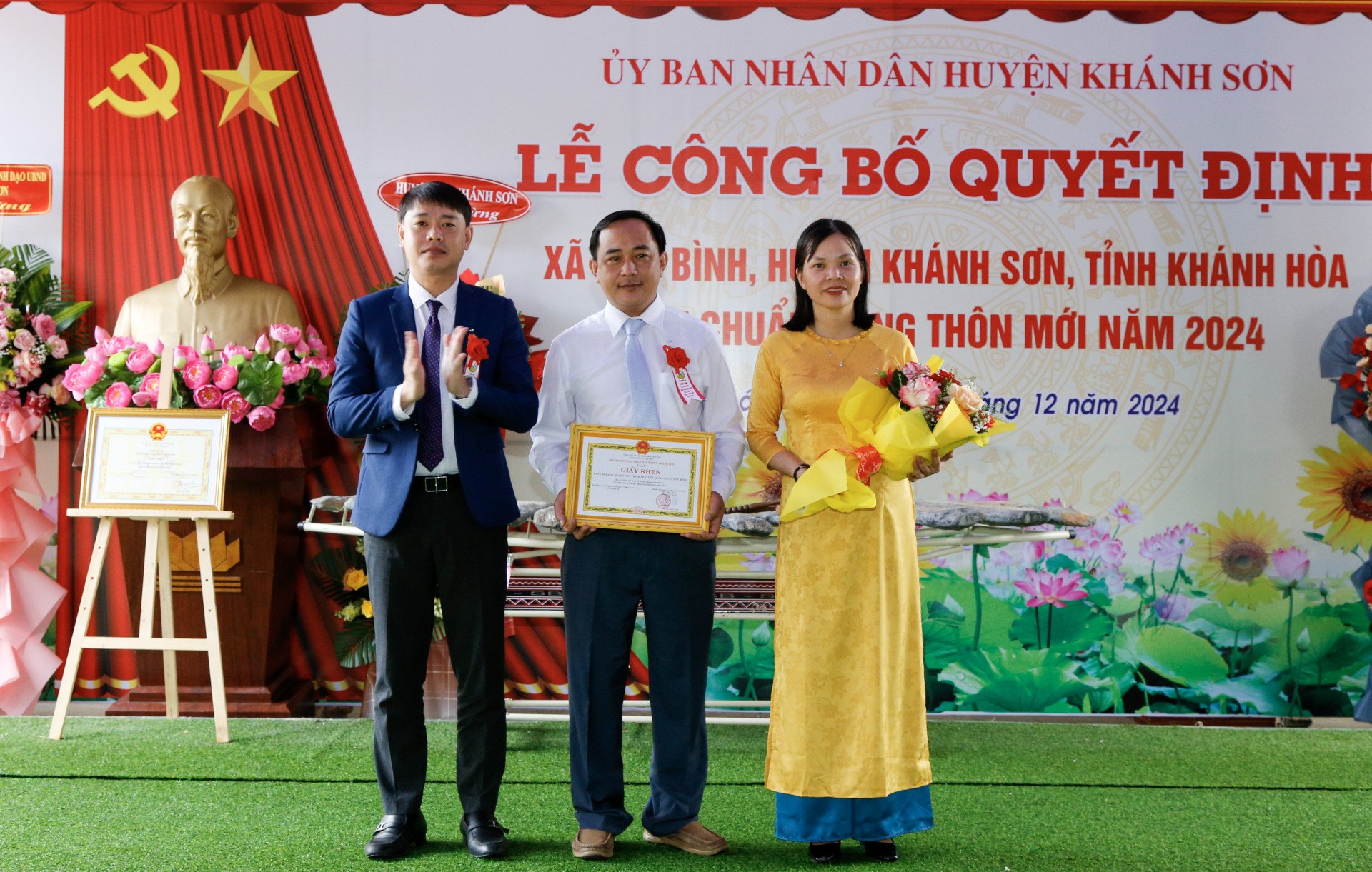 Ông Bùi Hoài Nam trao giấy khen của UBND huyện Khánh Sơn cho các tập thể xã Sơn Bình