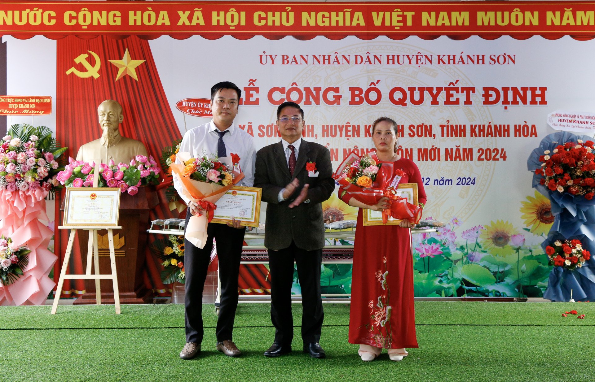 Ông Đinh Văn Dũng trao giấy khen cho các cá nhân