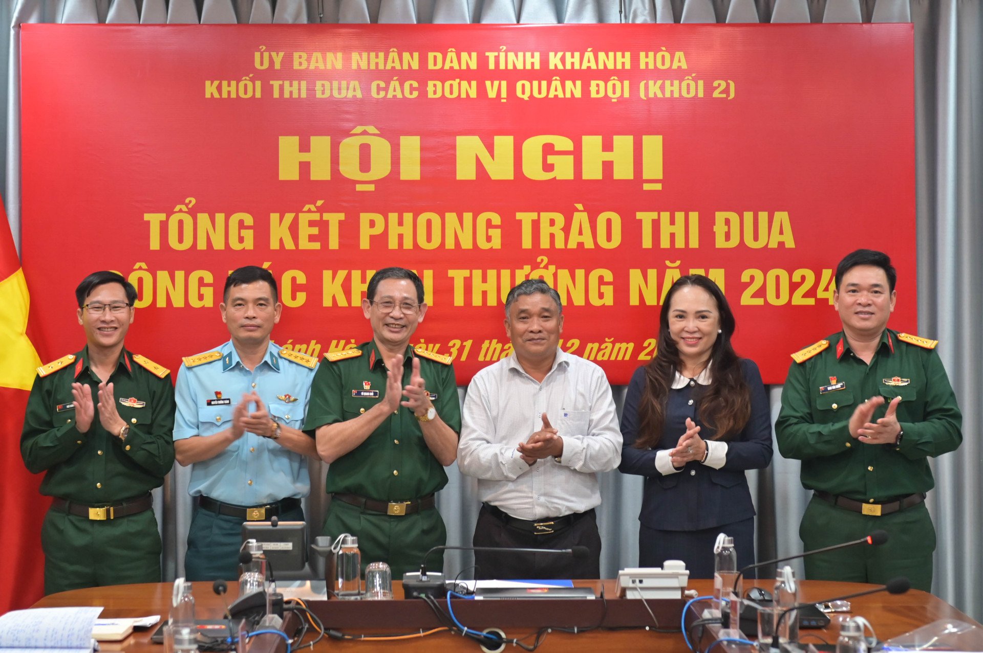 Các đại biểu thực hiện ký kết, bàn giao khối trưởng khối thi đua năm 2025 cho Trường Sĩ quan Không quân.