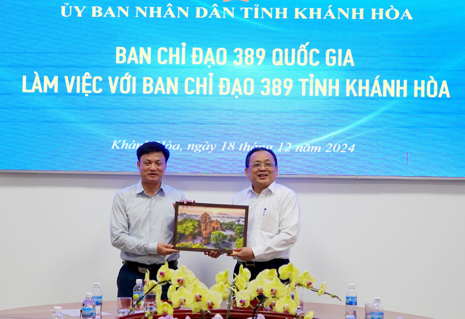 Ông Lê Hữu Hoàng tặng quà lưu niệm cho đoàn công tác.