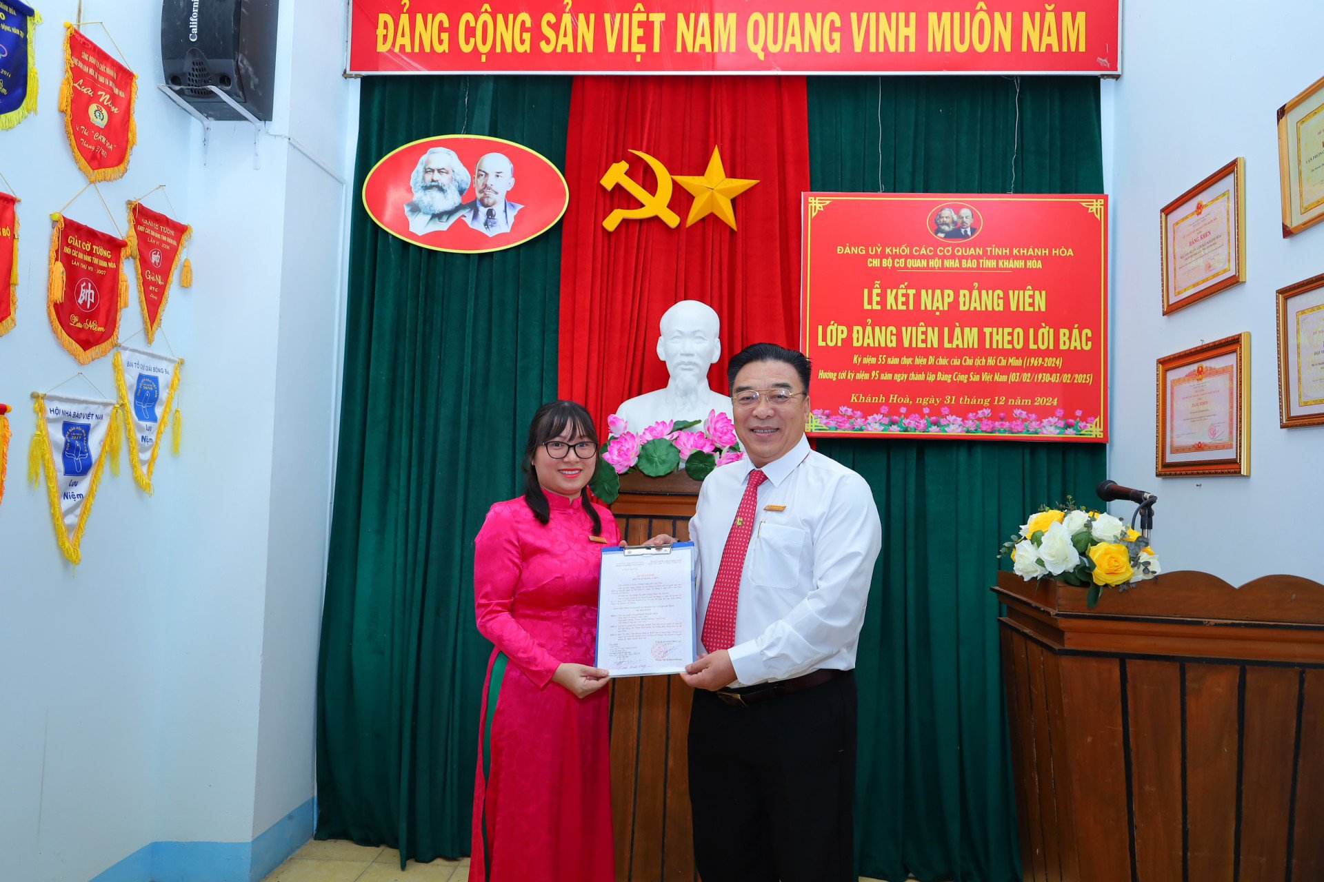 Bí thư Chi bộ cơ quan Hội Nhà báo tỉnh Khánh Hòa trao Quyết định kết nạp đảng viên cho quần chúng Phạm Thị Huyên.