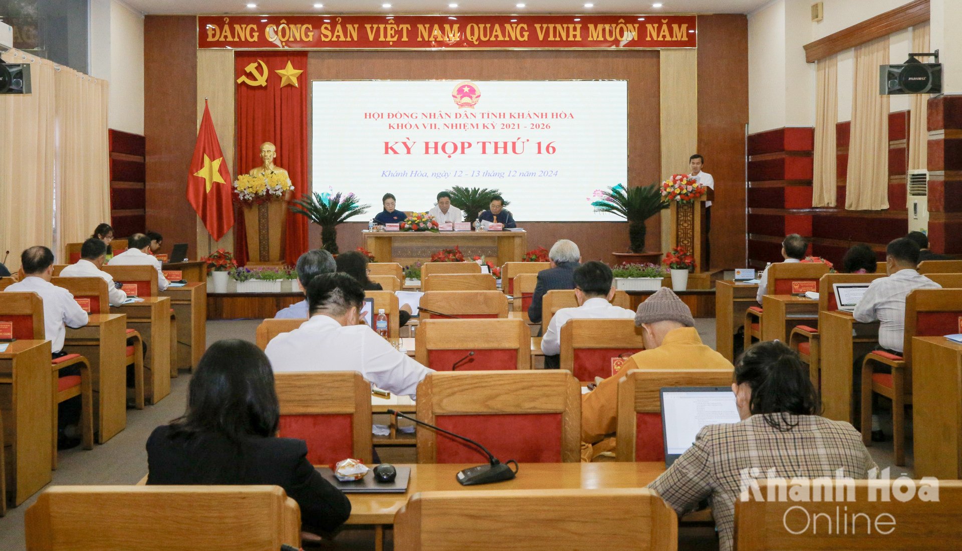 Quang cảnh tại phiên làm việc chiều 12-12 của Kỳ họp thứ 16, HĐND tỉnh khóa VII.