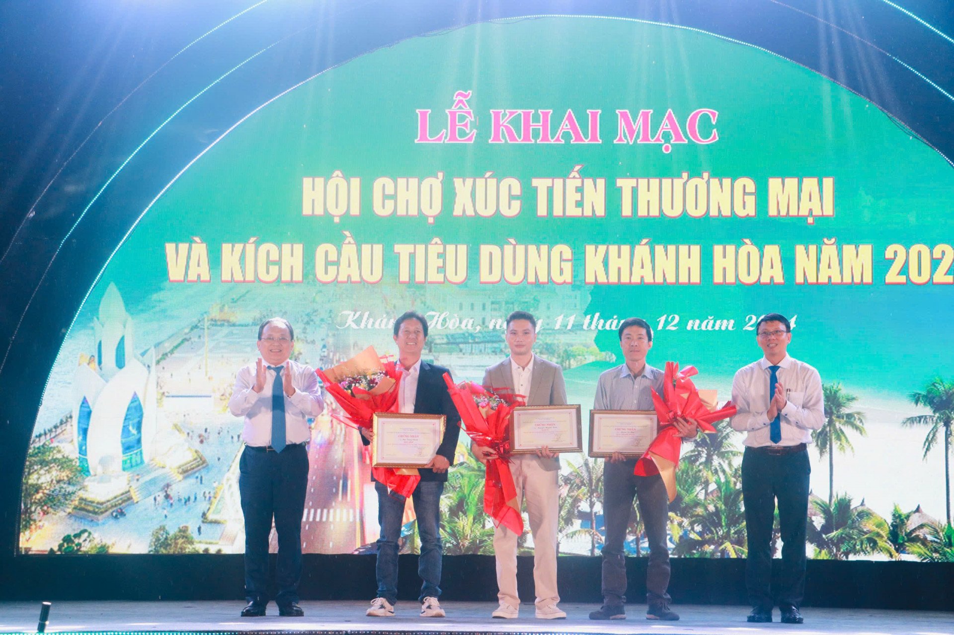 Ông Lê Hữu Hoàng - Phó Chủ tịch Thường trực UBND tỉnh và ông Nguyễn Thanh Hà - Chánh văn phòng UBND tỉnh trao giấy chứng nhận cho các tác giả đạt giải tại cuộc thi Thiết kế sản phẩm quà tặng