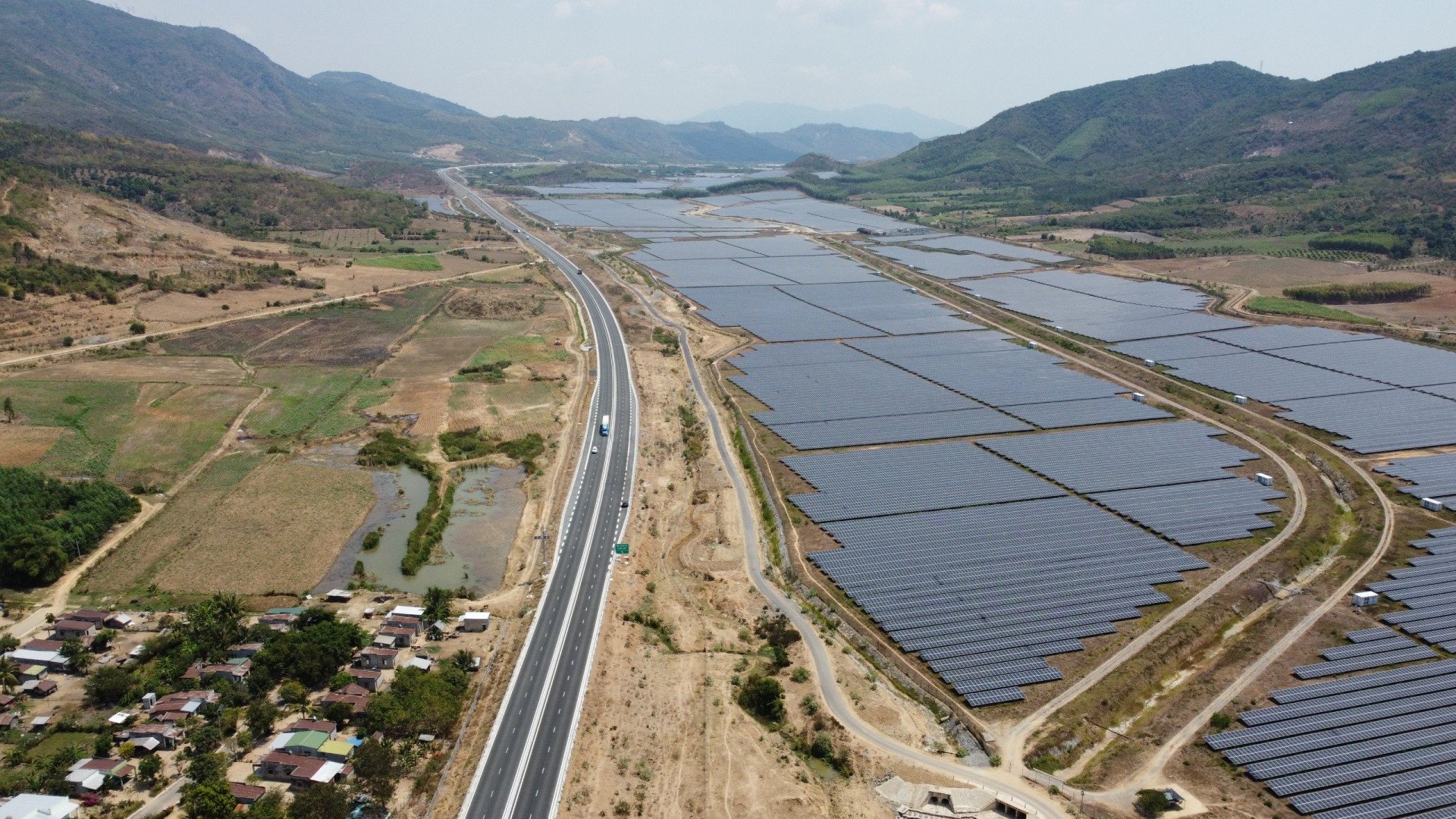 Tuyến đường bộ cao tốc đoạn Nha Trang - Cam Lâm đã đi vào hoạt động hơn 1 năm, góp phần kết nối Khánh Hòa với các tỉnh phía nam được thuận lợi hơn.
