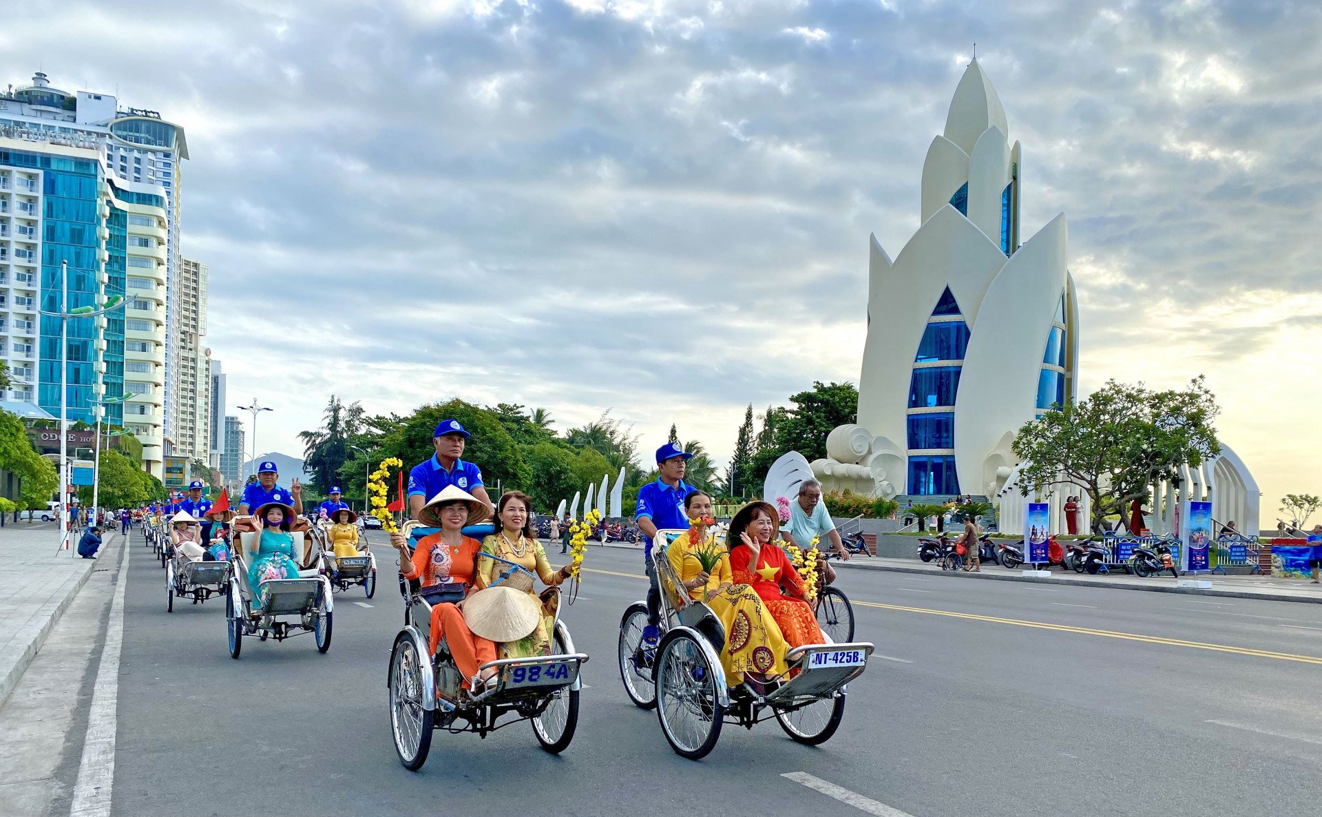 Phụ nữ Khánh Hòa trong chương trình Áo dài phố biển Nha Trang chào mừng Liên hoan Du lịch biển Nha Trang 2024.