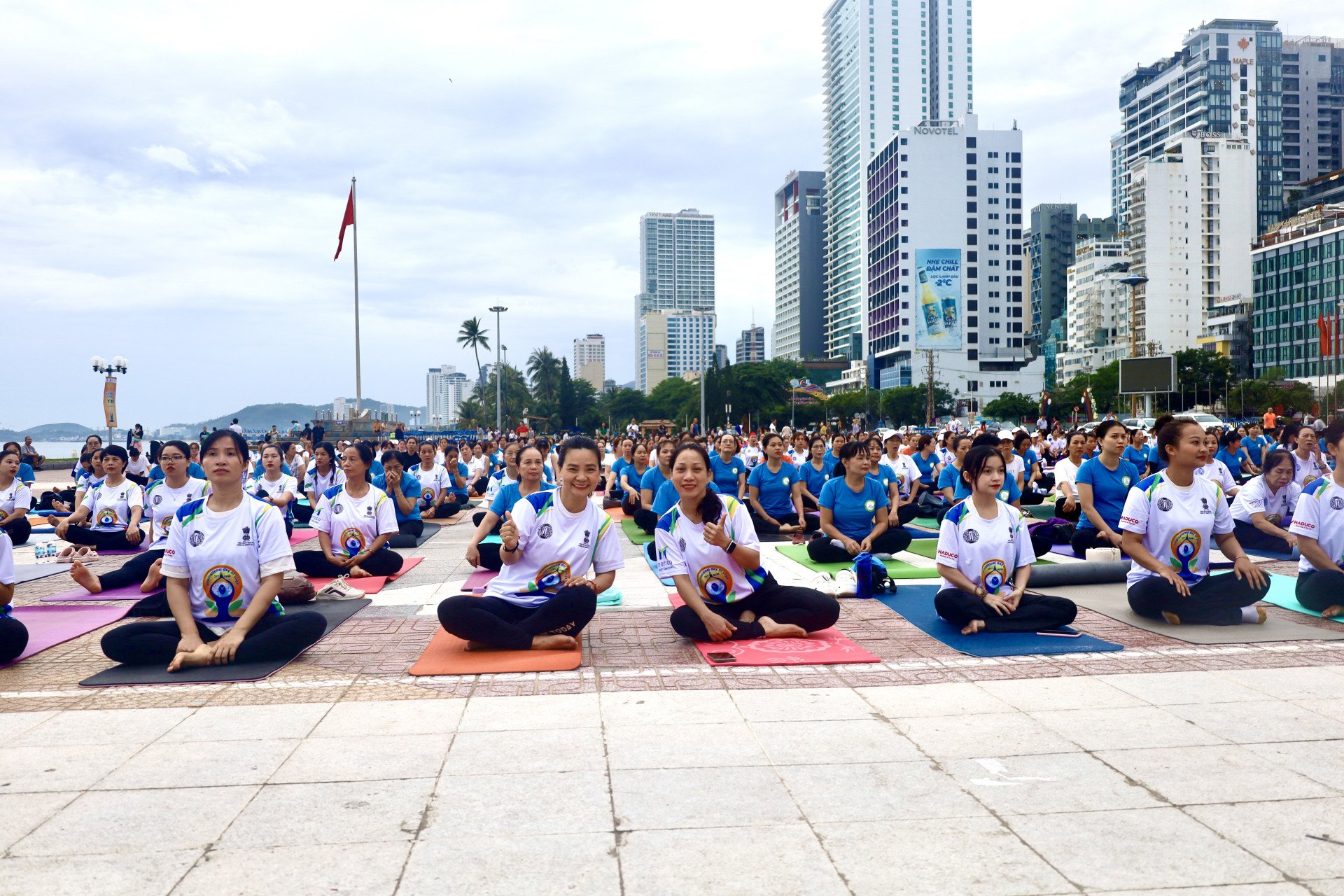 Trước giờ đồng diễn yoga hưởng ứng Ngày Quốc tế Yoga 2024 tại Quảng trường 2 tháng 4 Nha Trang. 