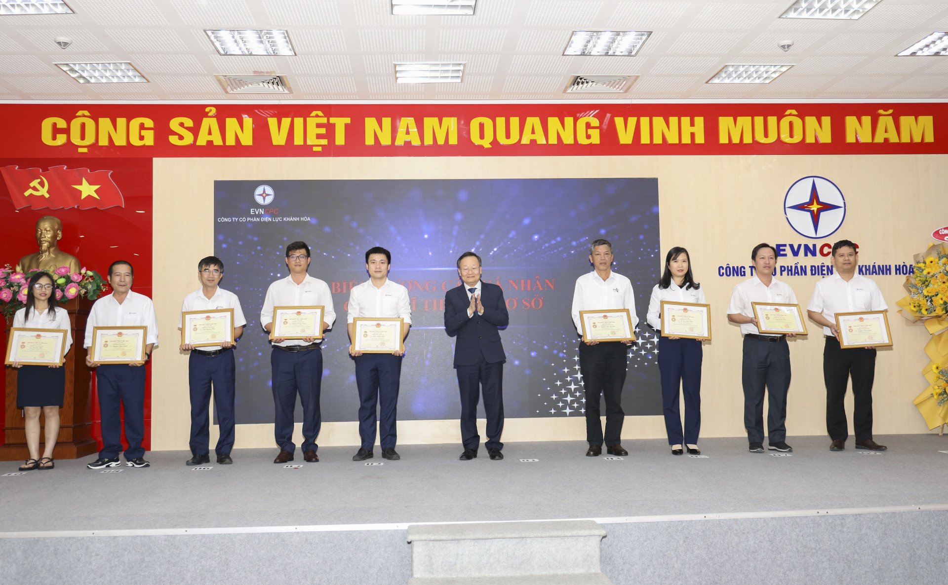 Ông Nguyễn Đức - Thành viên Hội đồng thành viên Tổng Công ty điện lực miền Trung trao chứng nhận danh hiệu chiến sĩ thi đua cấp cơ sở cho các cá nhân xuất sắc.
