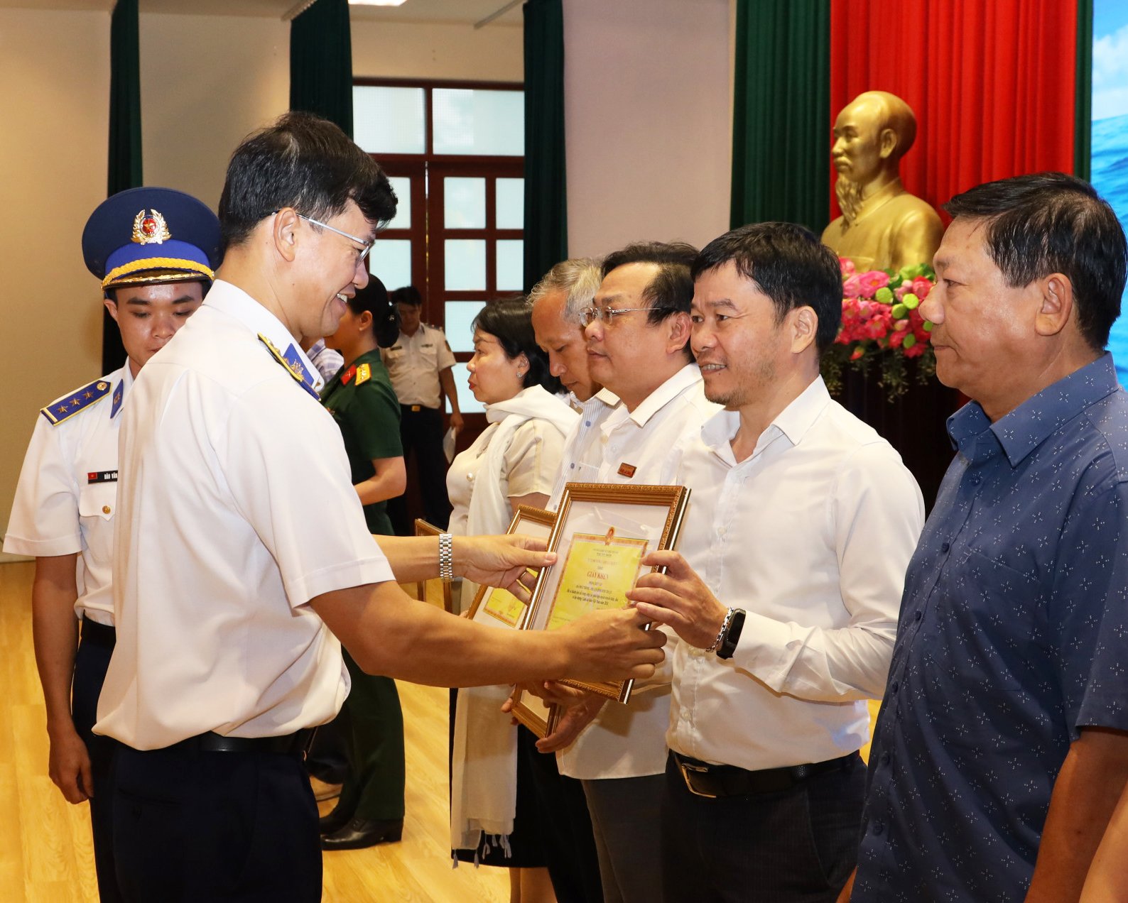 Đại diện Bộ Tư lệnh Vùng Cảnh sát biển 3 tặng giấy khen Đài Phát thanh - Truyền hình Khánh Hòa.