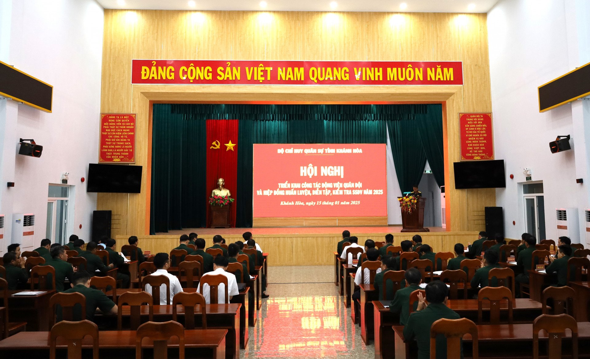 Quang cảnh hội nghị.