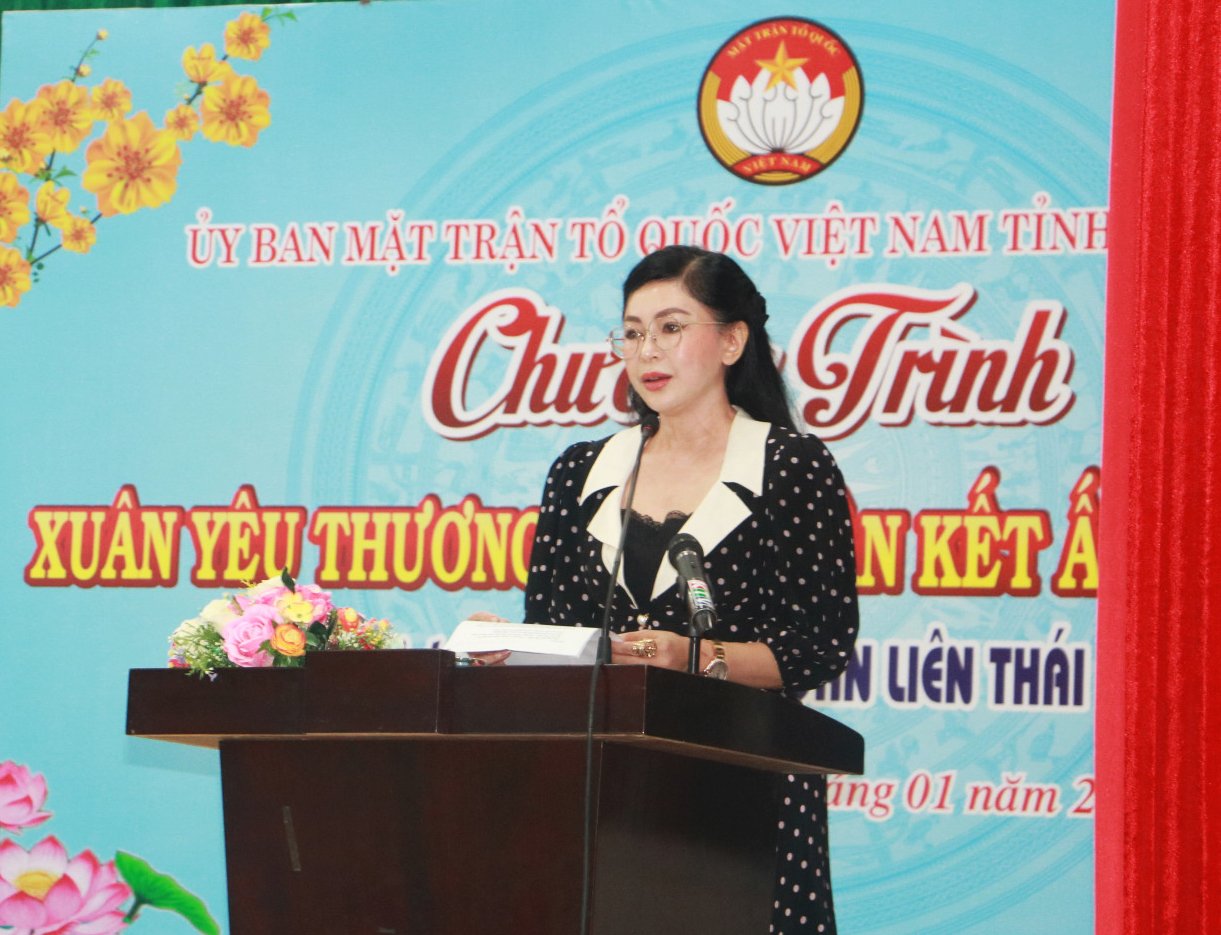 Bà Lê Hồng Thủy Tiên phát biểu.