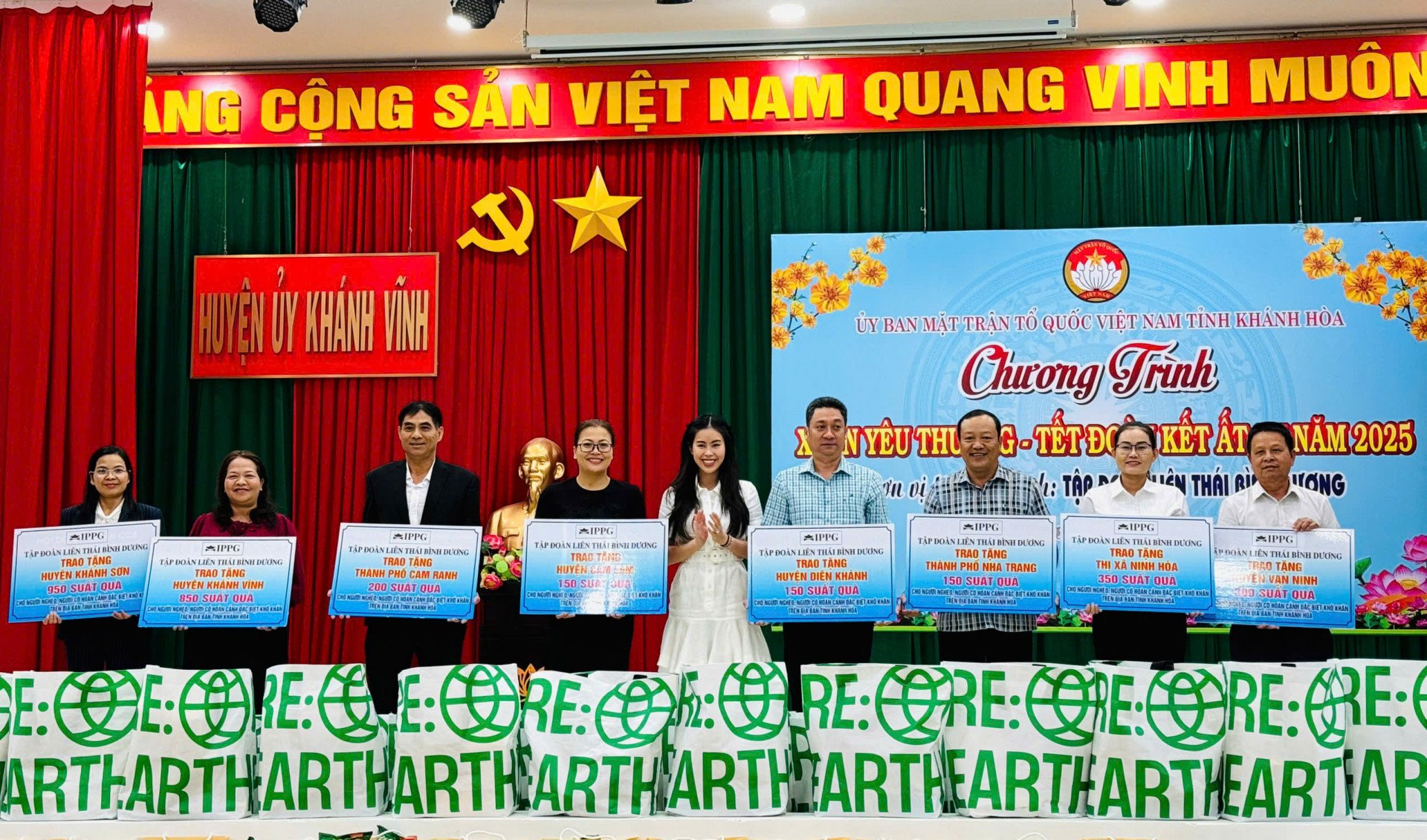 Đại diện Tập đoàn Liên Thái Bình Dương trao bảng tượng trưng cho các địa phương