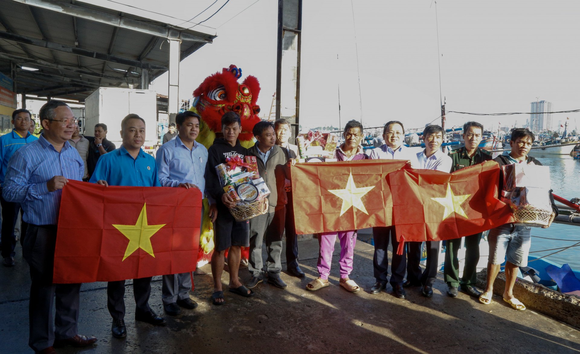 Ông Lê Hữu Hoàng và lãnh đạo các sở, nganh, địa phương trao quà và cờ Tổ quốc động viên ngư dân bám biển xuyên Tết