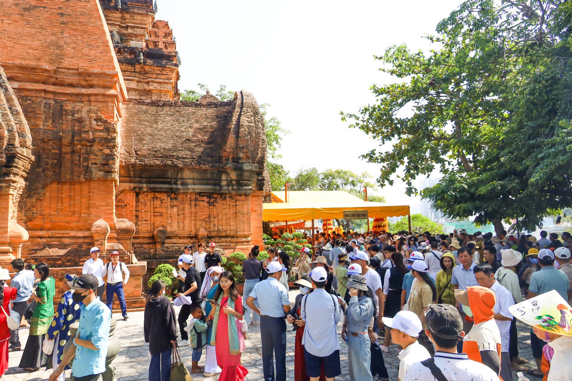 Di tích Tháp Bà Ponagar là địa điểm tham quan, du lịch nổi tiếng ở TP. Nha Trang.  