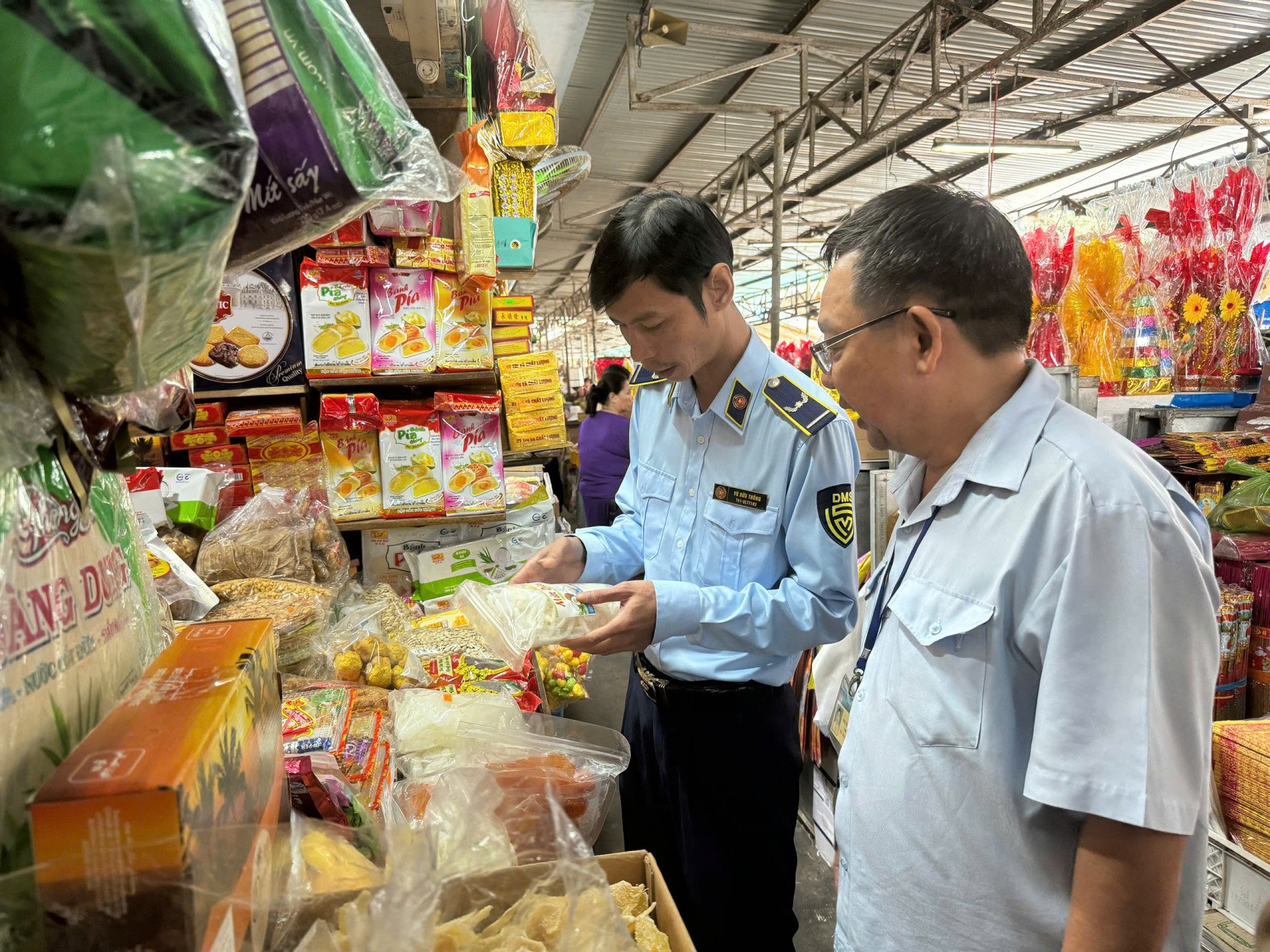 Thành viên đoàn giám sát kiểm tra thông tin ghi trên bao bì sản phẩm