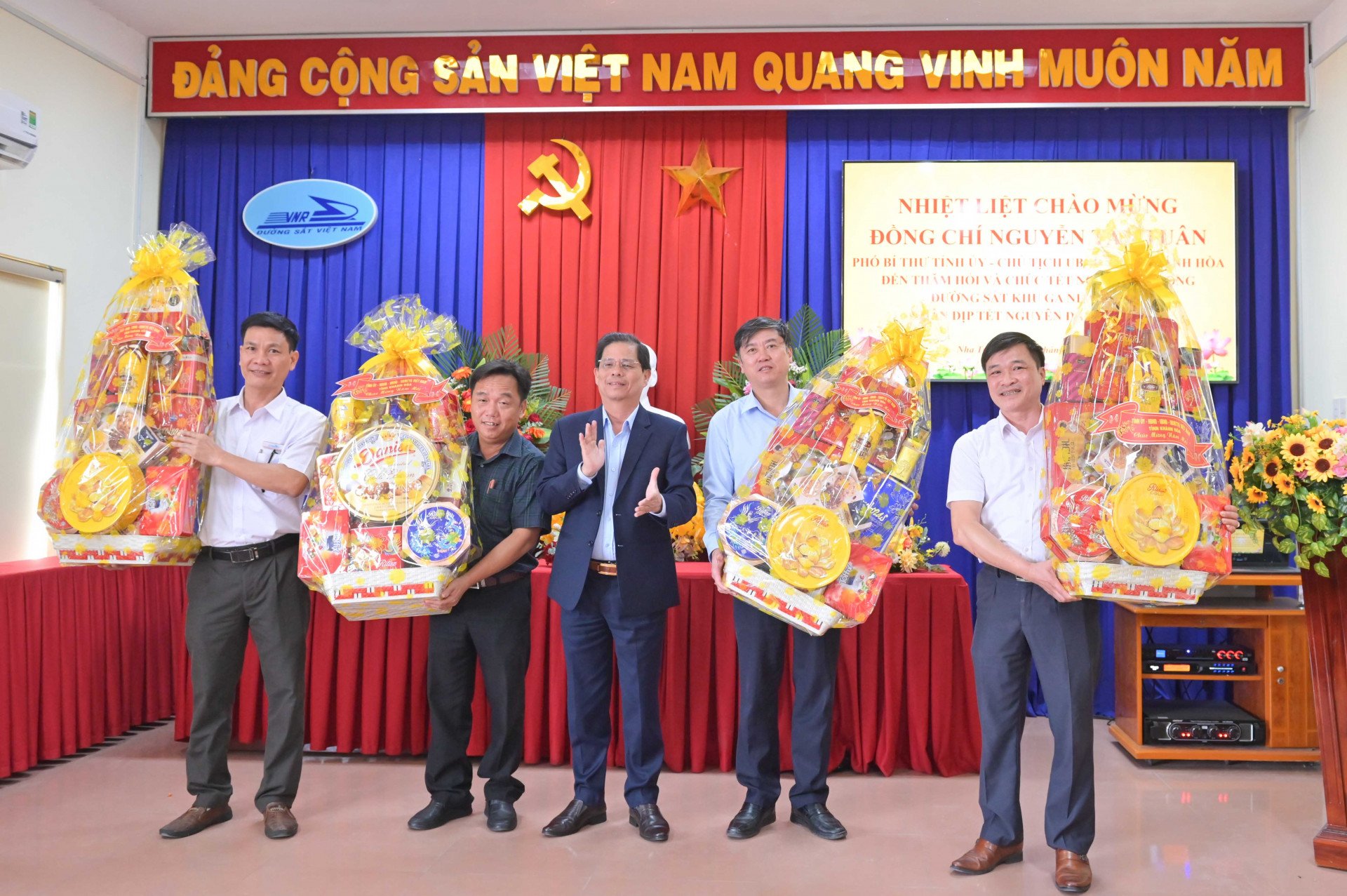 Chủ tịch UBND tỉnh Nguyễn Tấn Tuân tặng quà Tết đến các đơn vị đường sắt trên địa bàn TP. Nha Trang.