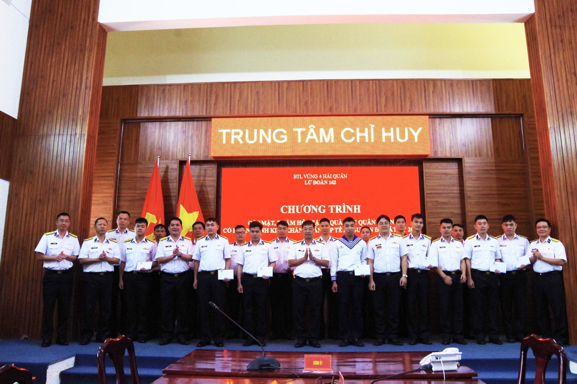 Tặng quà, động viên cán bộ, chiến sĩ có hoàn cảnh khó khăn.