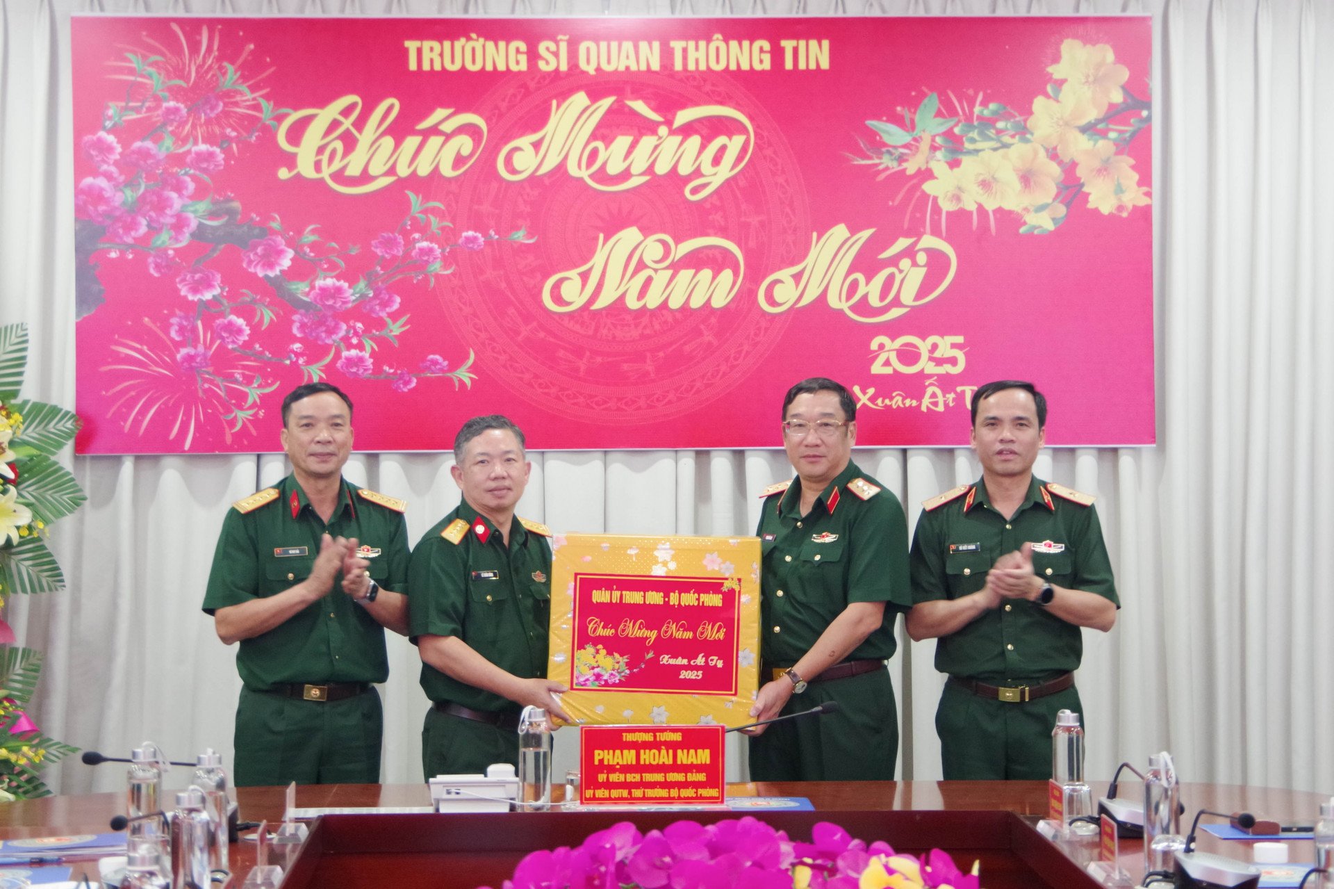 Thăm, chúc Tết Trường Sĩ quan Thông tin.