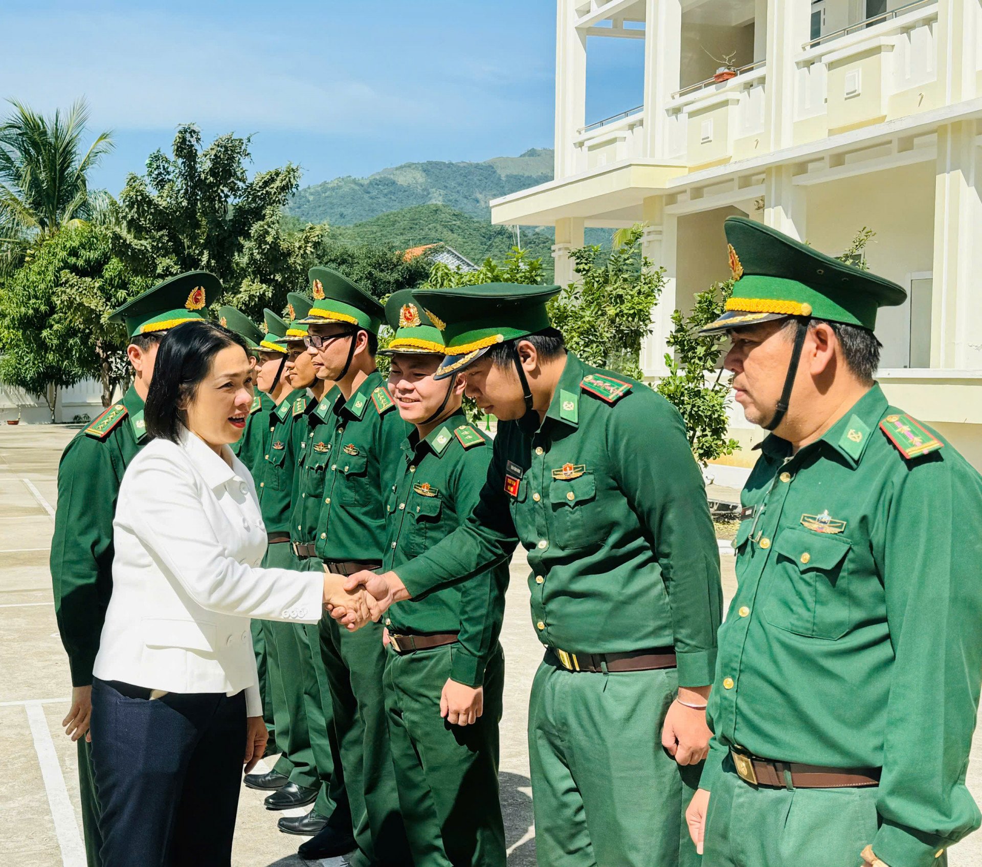 Bà Trần Thu Mai động viên các cán bộ, chiến sĩ Đồn Biên phòng Vĩnh Lương