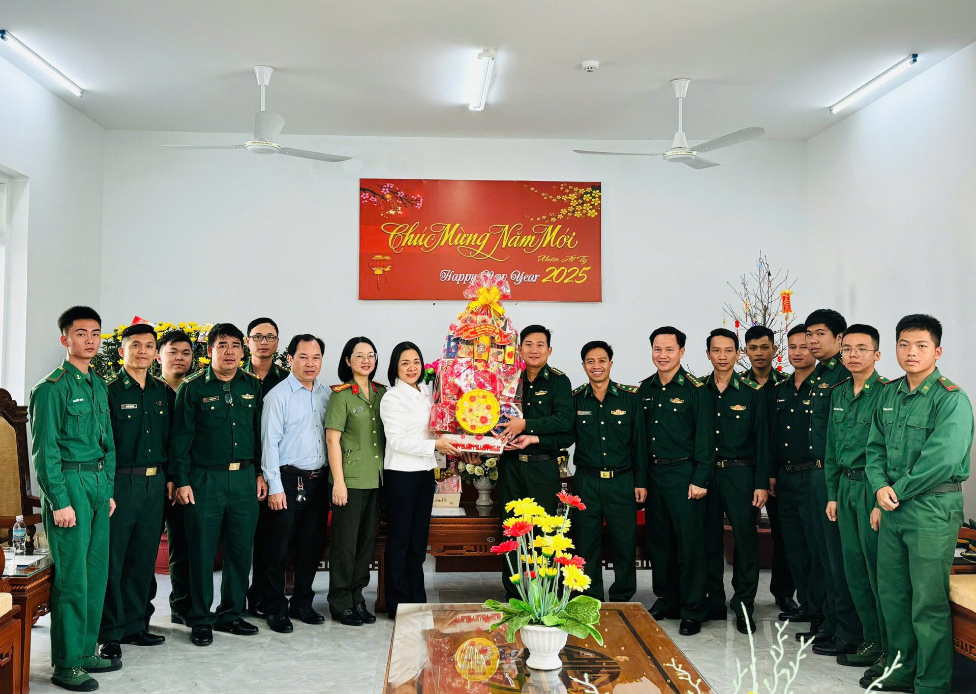 Bà Trần Thu Mai và đại diện đoàn công tác chúc Tết Đồn Biên phòng Vĩnh Lương