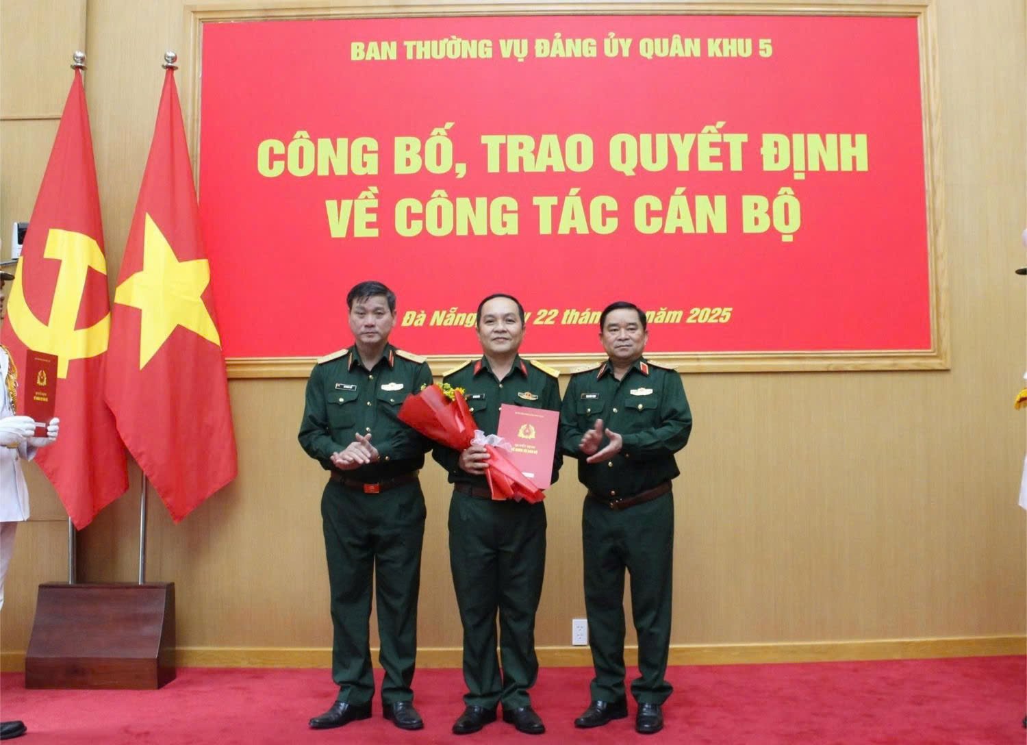 Lãnh đạo Quân khu 5 trao quyết định, tặng hoa chúc mừng Đại tá Võ Văn Viên.