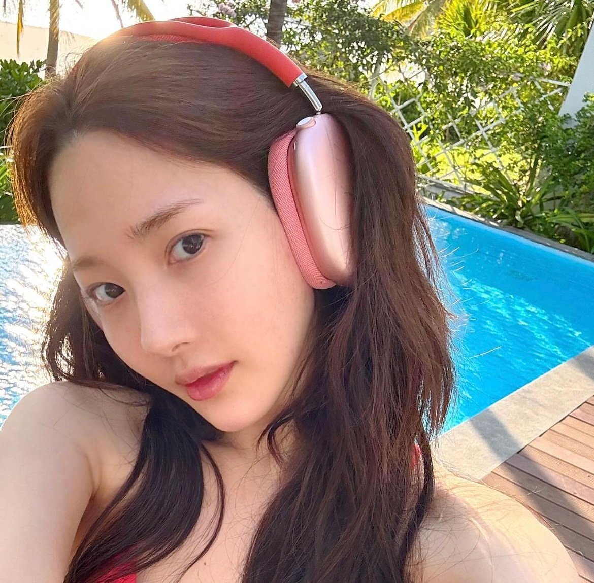 Những hình ảnh diễn viên Park Min Young nghỉ dưỡng ở Nha Trang đã thu hút sự chú ý của khách Hàn Quốc