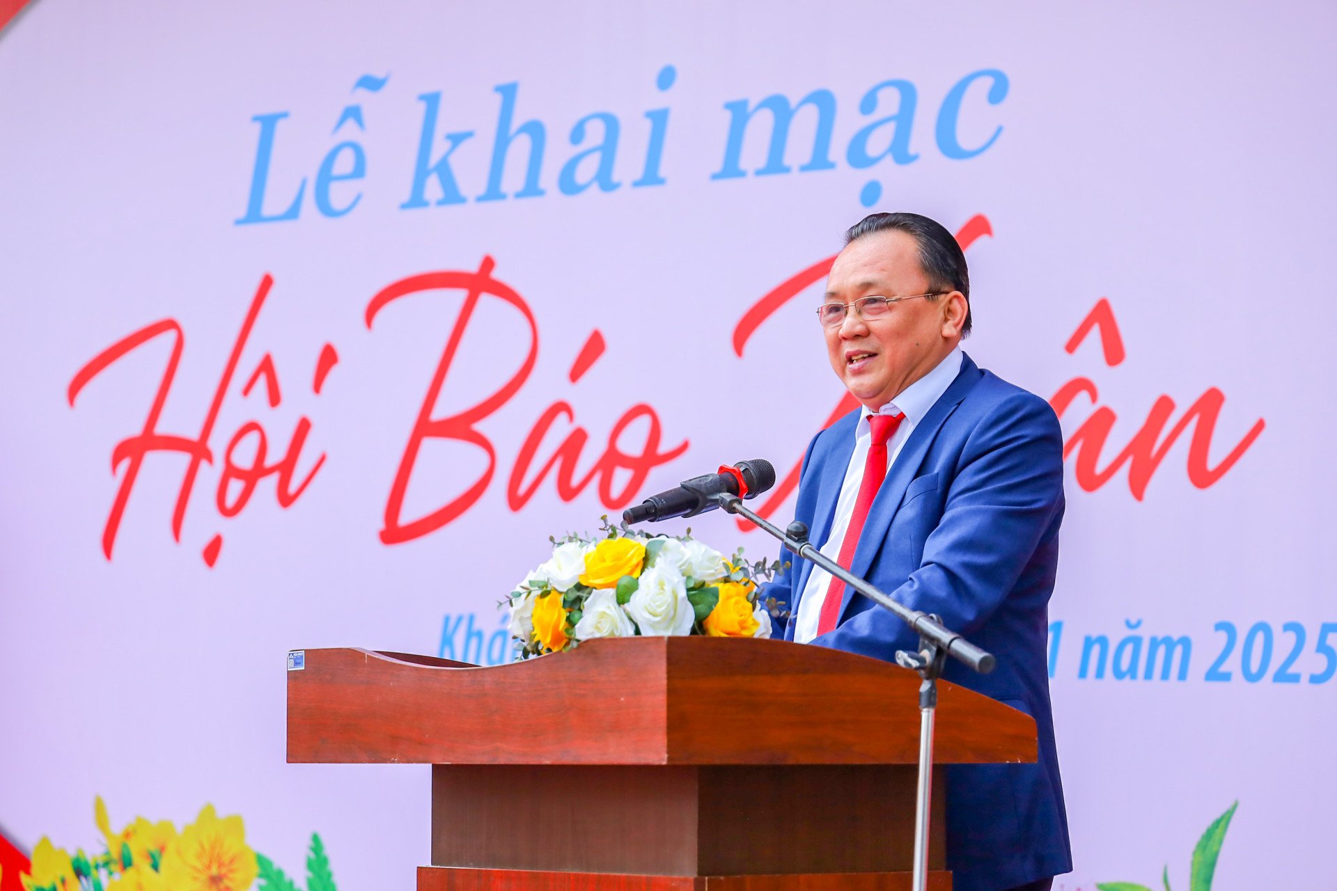 Đồng chí Lê Hữu Hoàng phát biểu tại lễ khai mạc Hội báo xuân Ất Tỵ 2025.