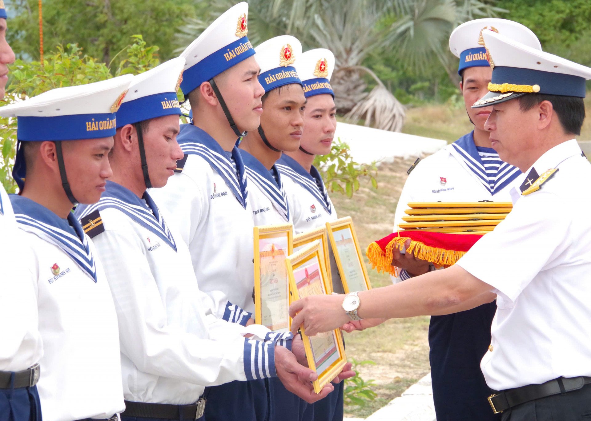 Đại tá Lê Tiến Thành - Lữ đoàn trưởng Lữ đoàn 957, trao giấy khen cho các quân nhân hoàn thành xuất sắc nhiệm vụ