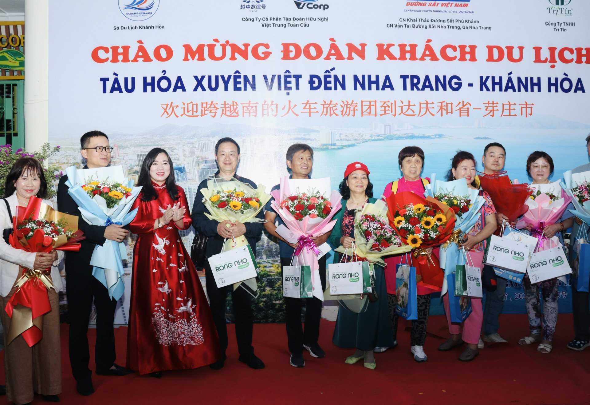 Lãnh đạo Sở Du lịch tặng hoa chào mừng đoàn khách Trung Quốc đi tour du lịch bằng tàu hỏa đến Khánh Hòa