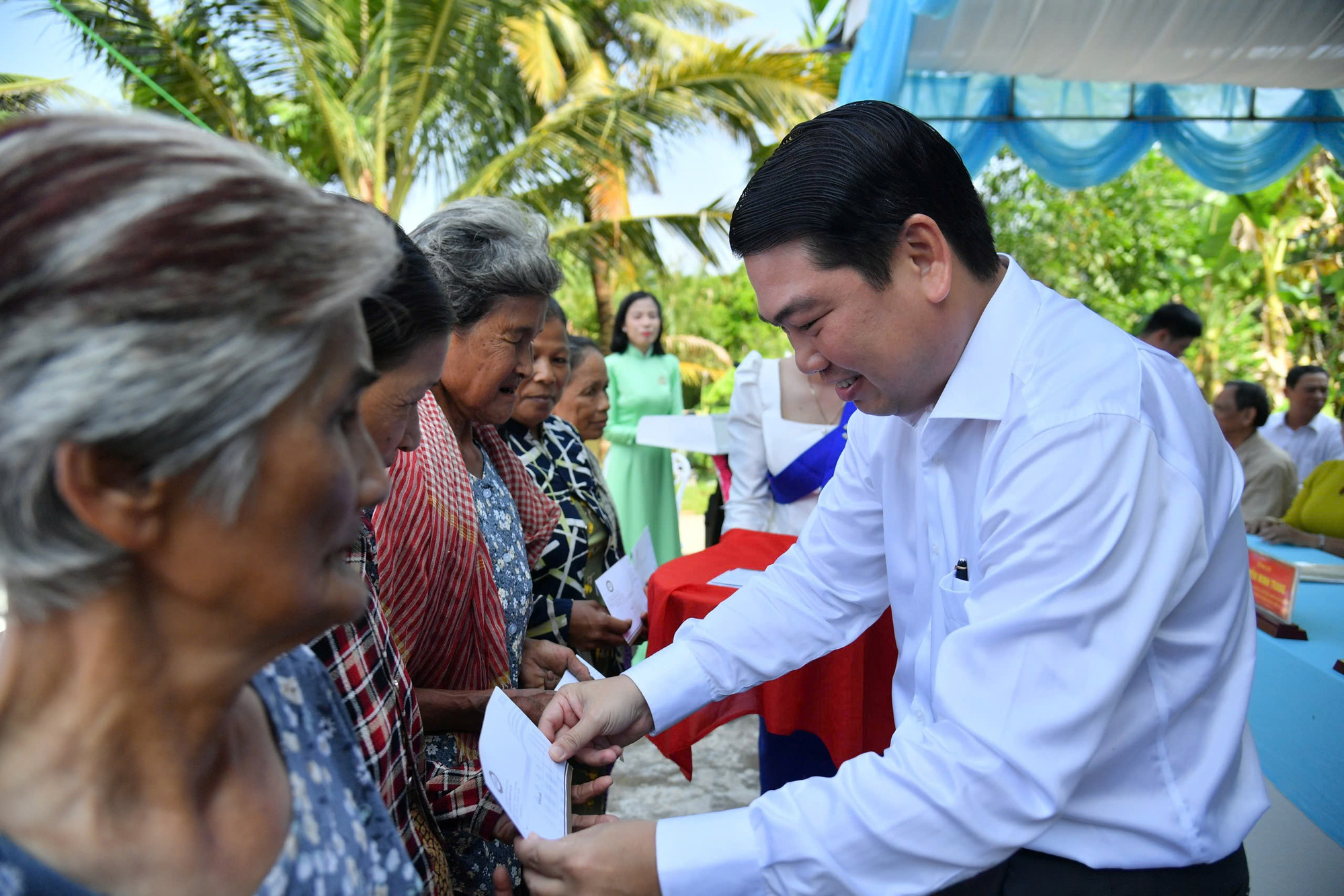 Xây nhà, xây cầu và trao học bổng cho học sinh nghèo dân tộc Khmer ở Kiên Giang - Ảnh 2.