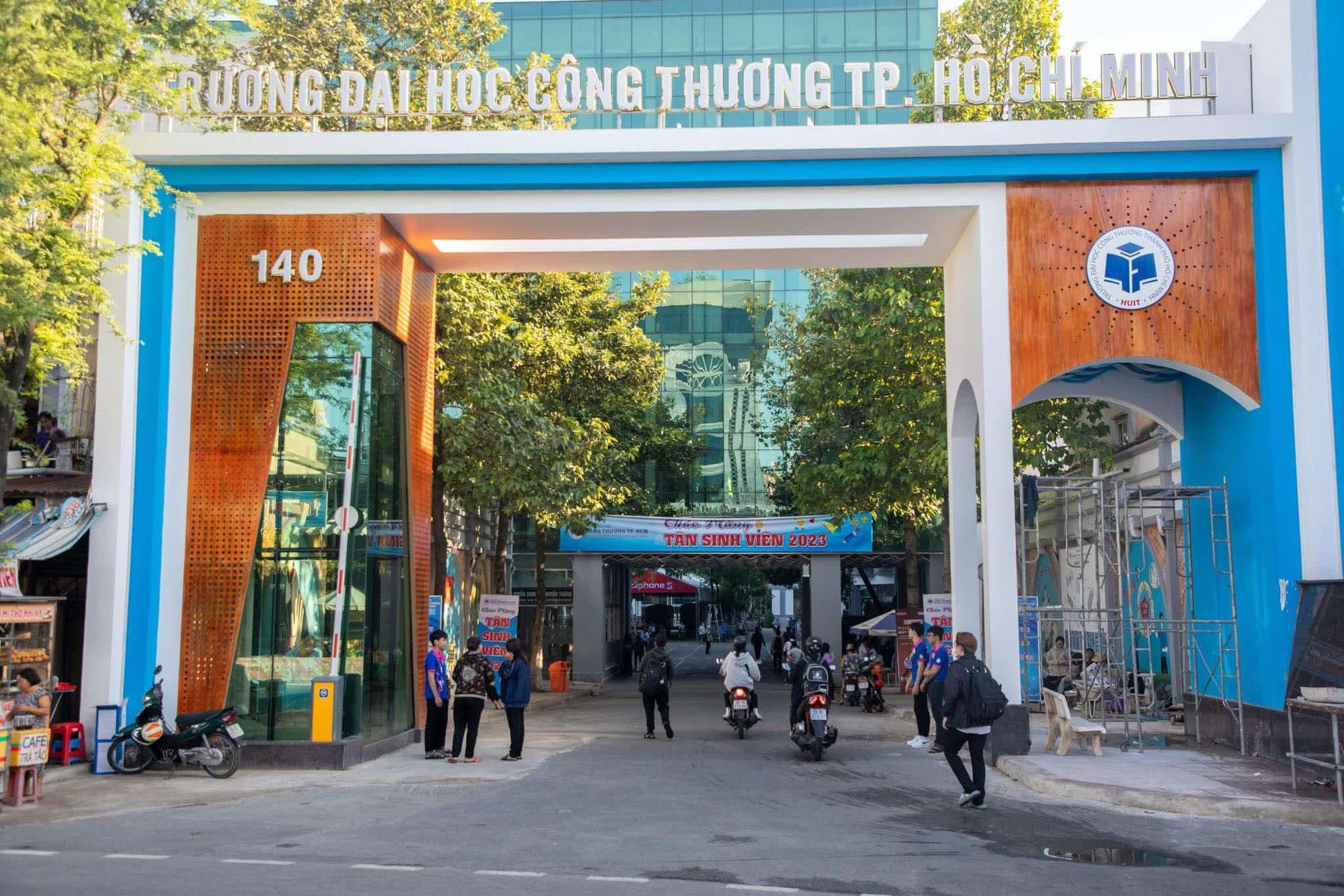 Trường đại học 'đua' đạt chuẩn tiến sĩ - Ảnh 2.