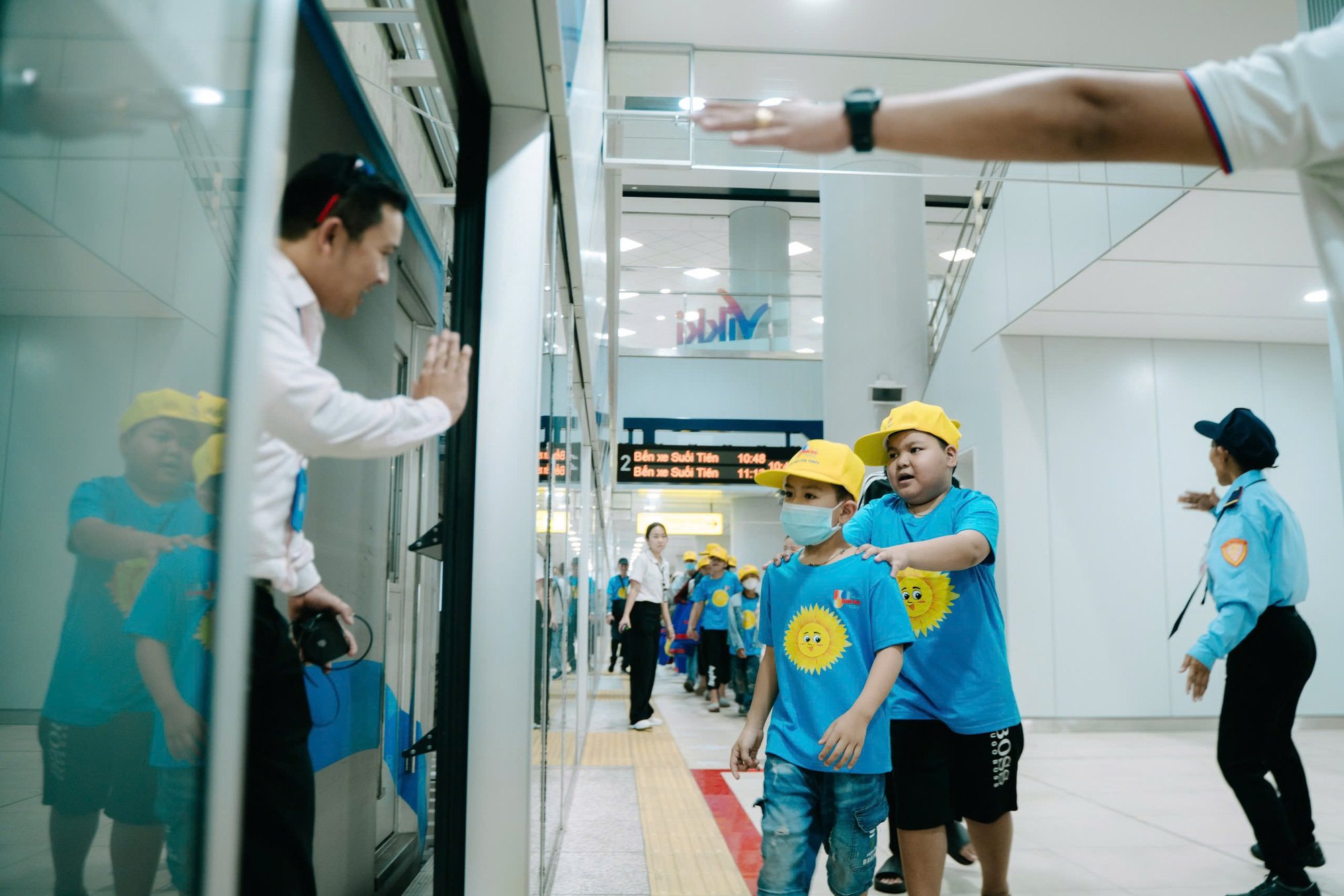 Quên cơn đau, bệnh nhi ung thư háo hức trải nghiệm xe buýt hai tầng và metro số 1 - Ảnh 7.