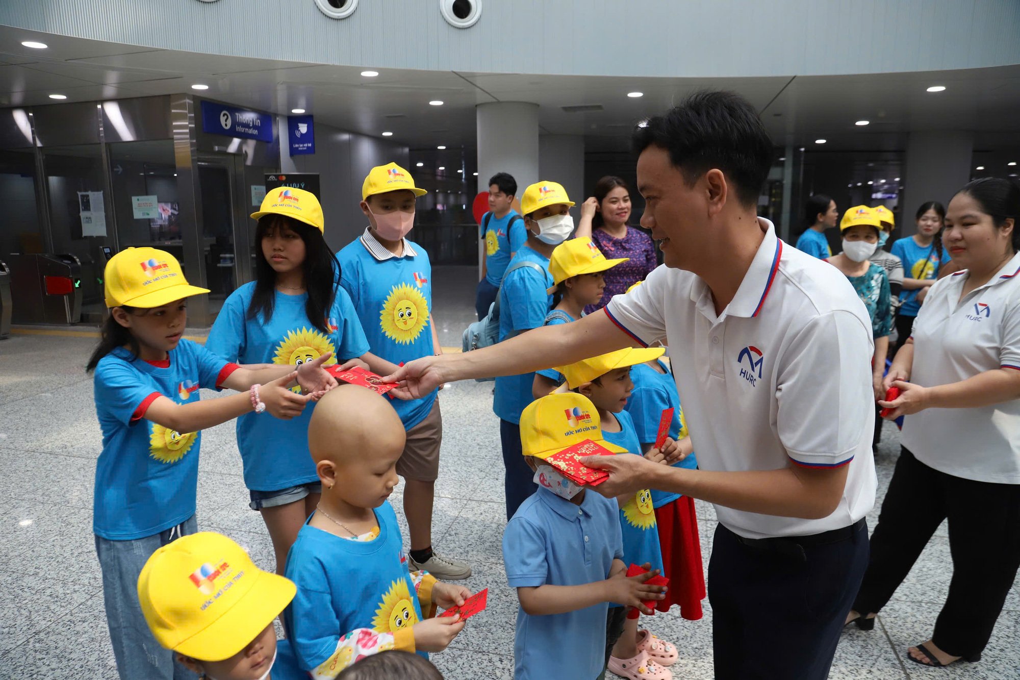 Quên cơn đau, bệnh nhi ung thư háo hức trải nghiệm xe buýt hai tầng và metro số 1 - Ảnh 9.