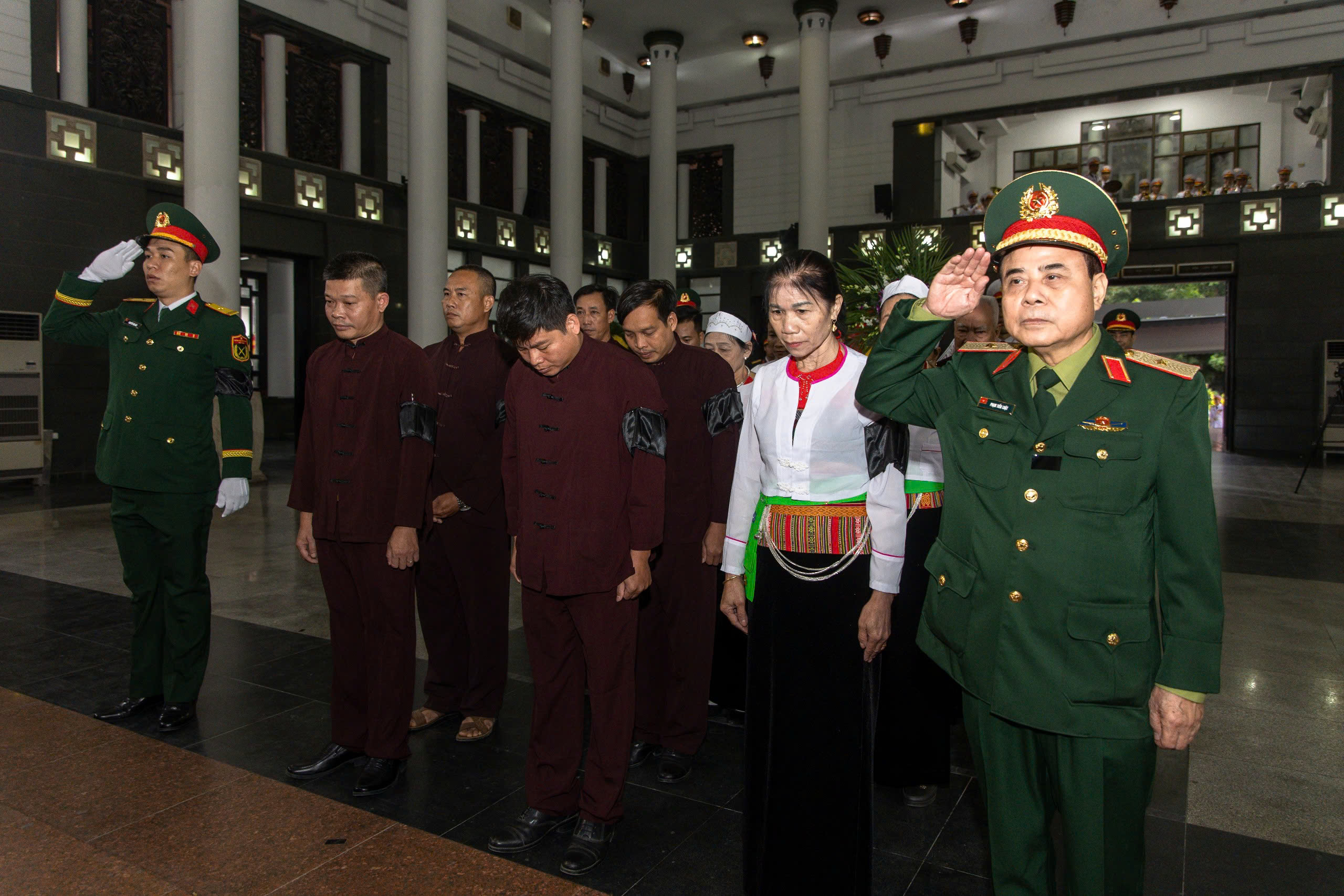 Tình đồng đội, nghĩa đồng bào trong lễ tang trung tướng - anh hùng Khuất Duy Tiến- Ảnh 10.