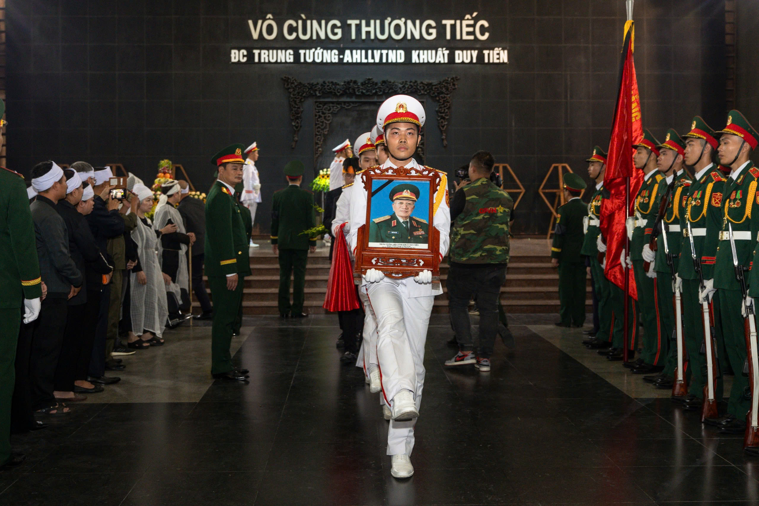 Tình đồng đội, nghĩa đồng bào trong lễ tang trung tướng - anh hùng Khuất Duy Tiến- Ảnh 22.