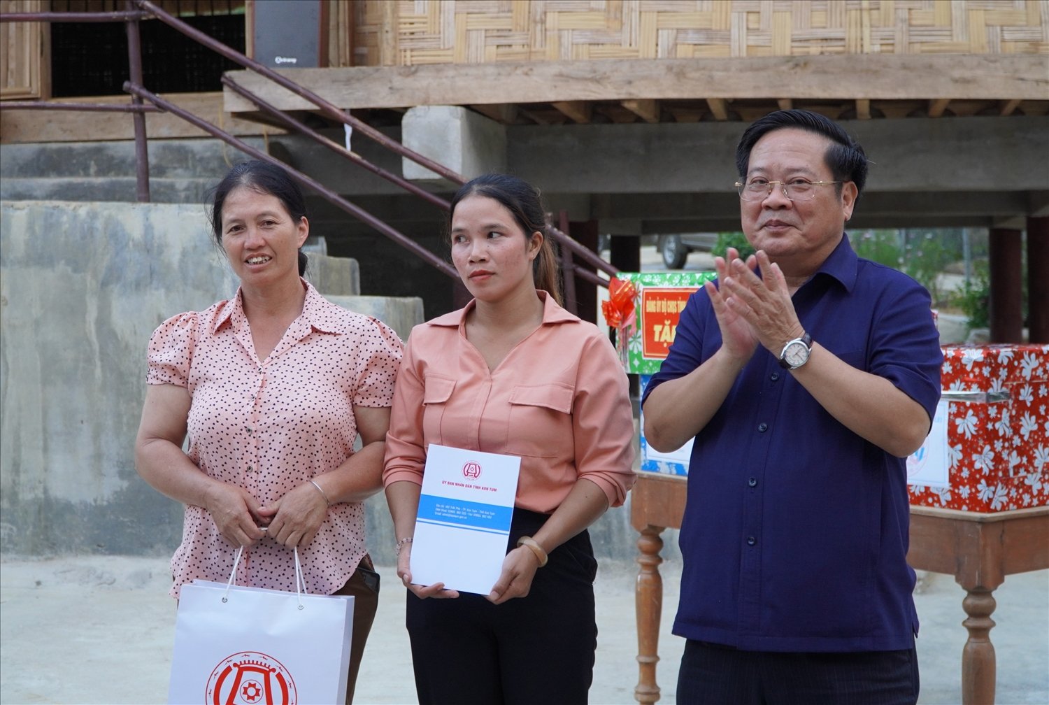 Chủ tịch UBND tỉnh Kon Tum Lê Ngọc Tuấn thăm, tặng quà và động viên các hộ đồng bào DTTS ở thôn Làng Mới, xã Mường Hoong