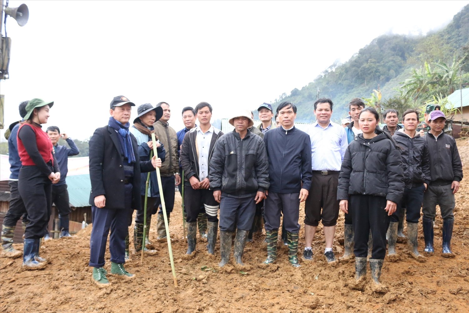 Đồng bào Xơ Đăng ở làng Kon Tuông vui mừng, phấn khởi khi được Đoàn công tác của Tỉnh ủy đến tham dự Ngày hội bánh chưng xanh