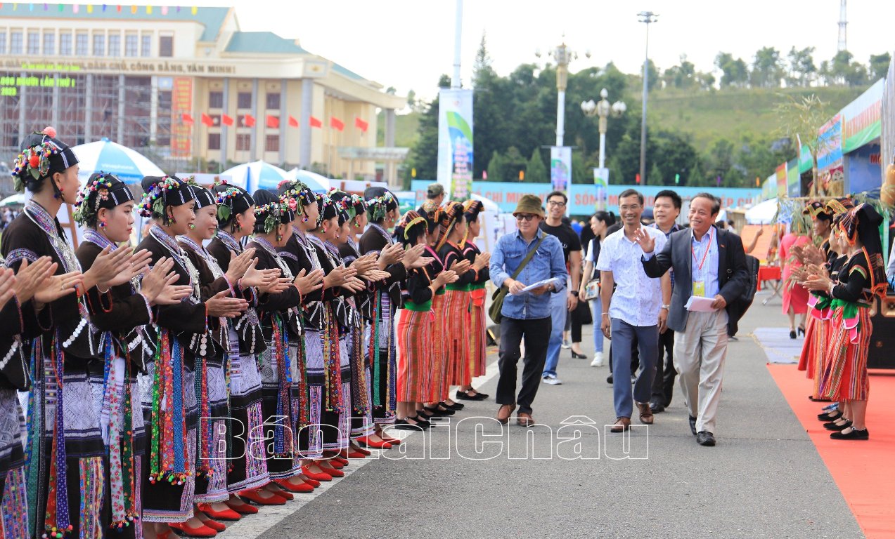 Các cô gái dân tộc Lự đoàn Lai Châu đón chào đoàn giám khảo chấm không gian văn hóa.