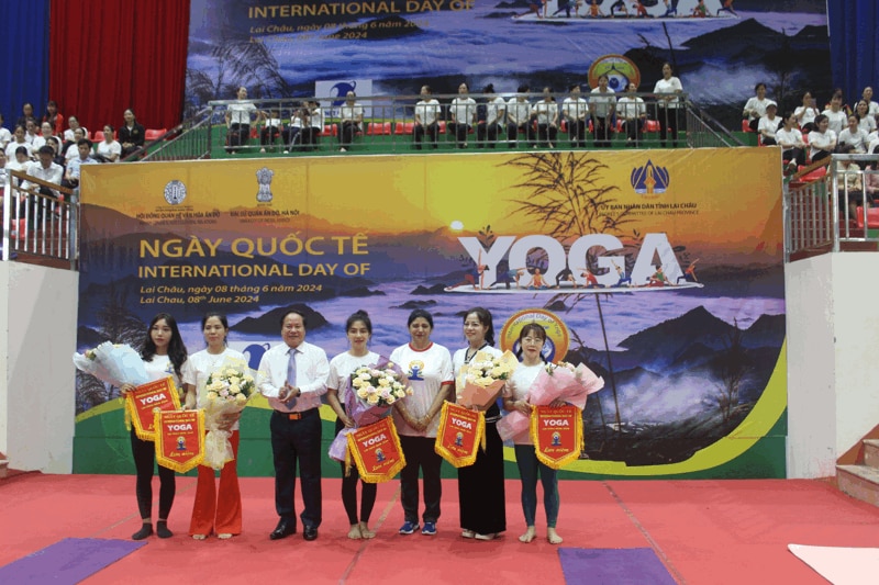 Đại diện lãnh đạo tỉnh, Đại sứ quán Ấn Độ tại Việt Nam, đại biểu và thành viên các Câu lạc bộ chụp ảnh lưu niệm.