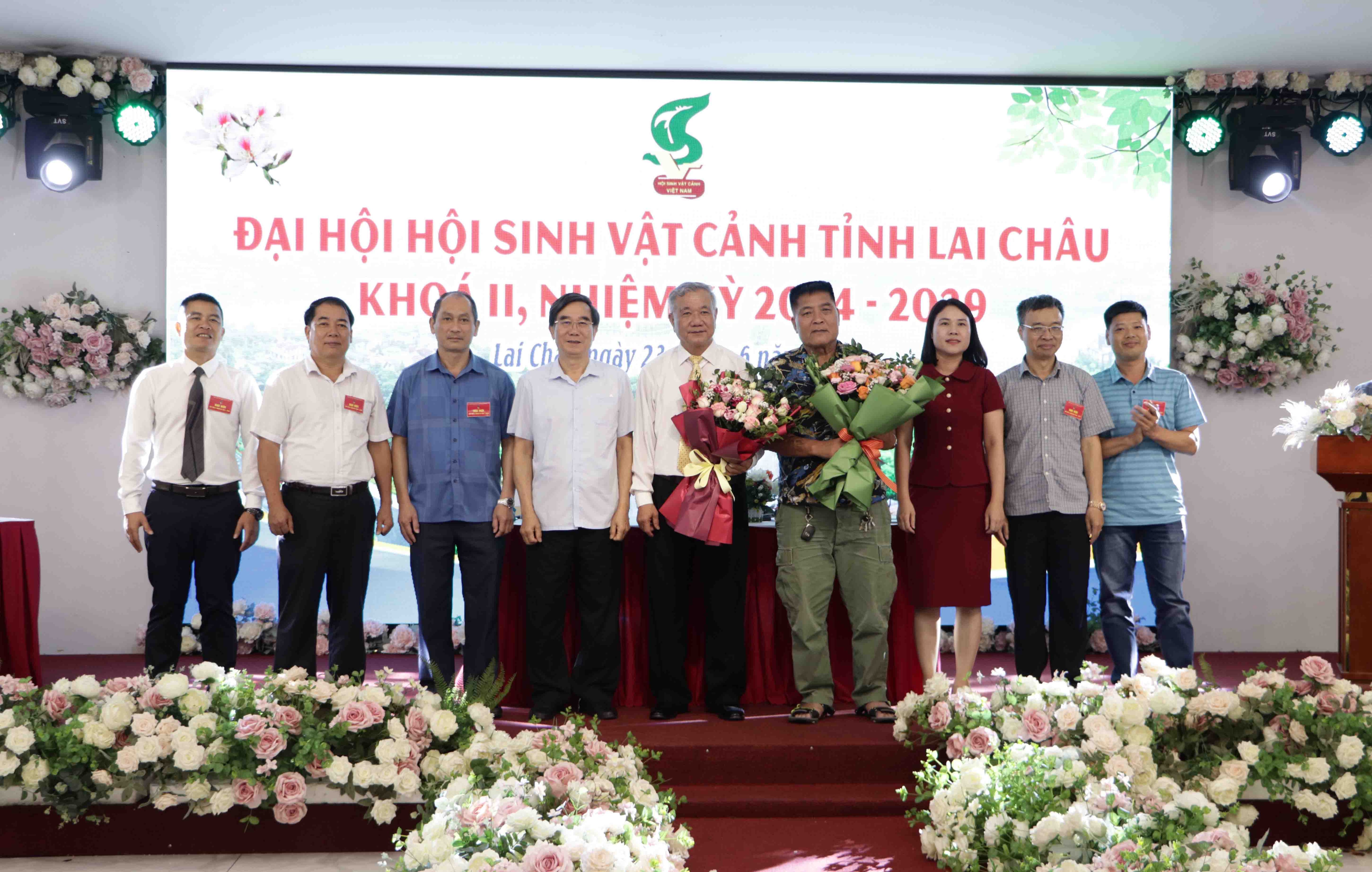 Đại diện Hội SVC Việt Nam, Sở Nội vụ tỉnh Lai Châu tặng hoa chúc mừng Ban Chấp hành Hội SVC khóa II, nhiệm kỳ 2024-2029.