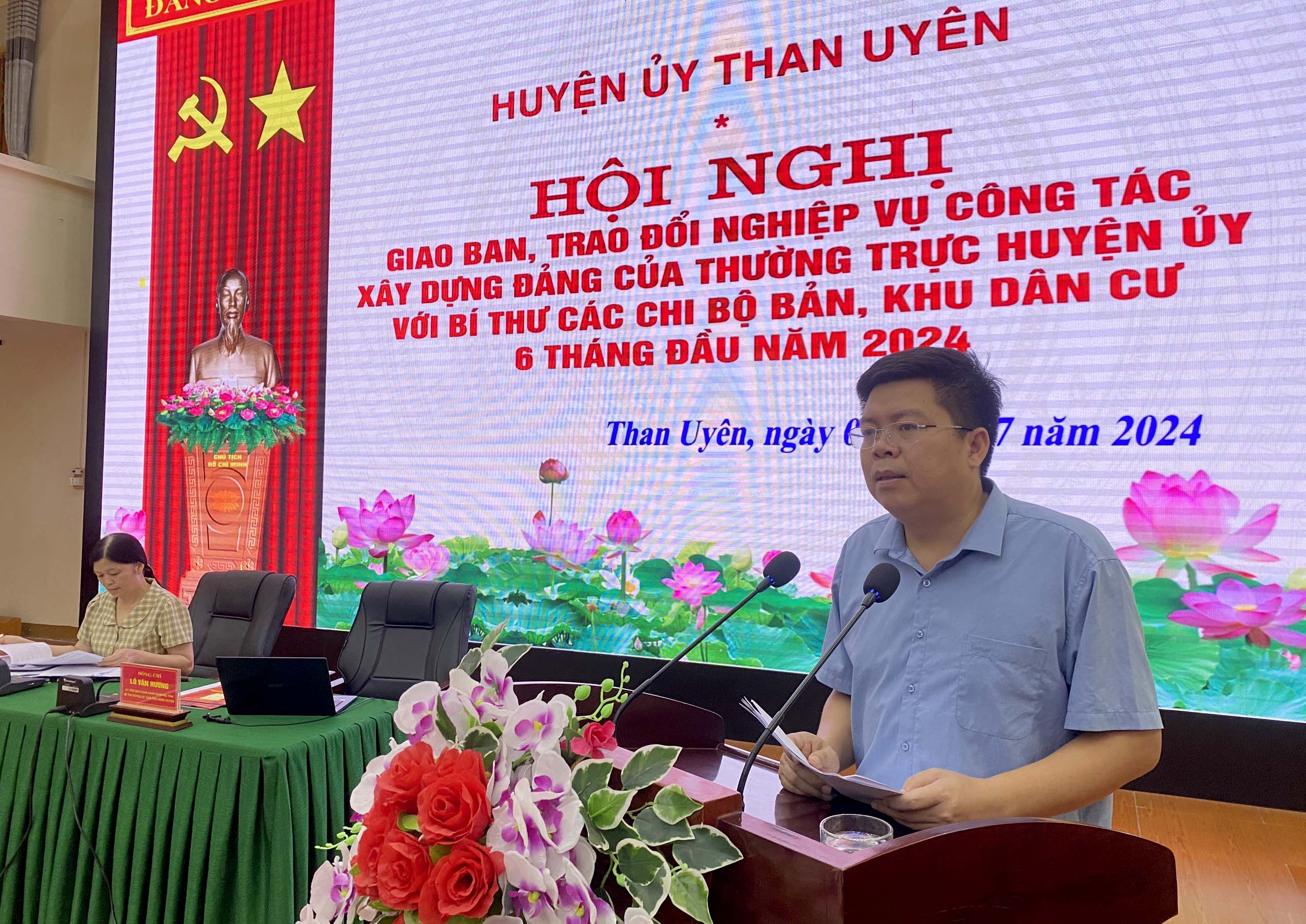 Đồng chí Lò Văn Hương - Bí thư Huyện uỷ, Chủ tịch HĐND huyện phát biểu kết luận hội nghị. 